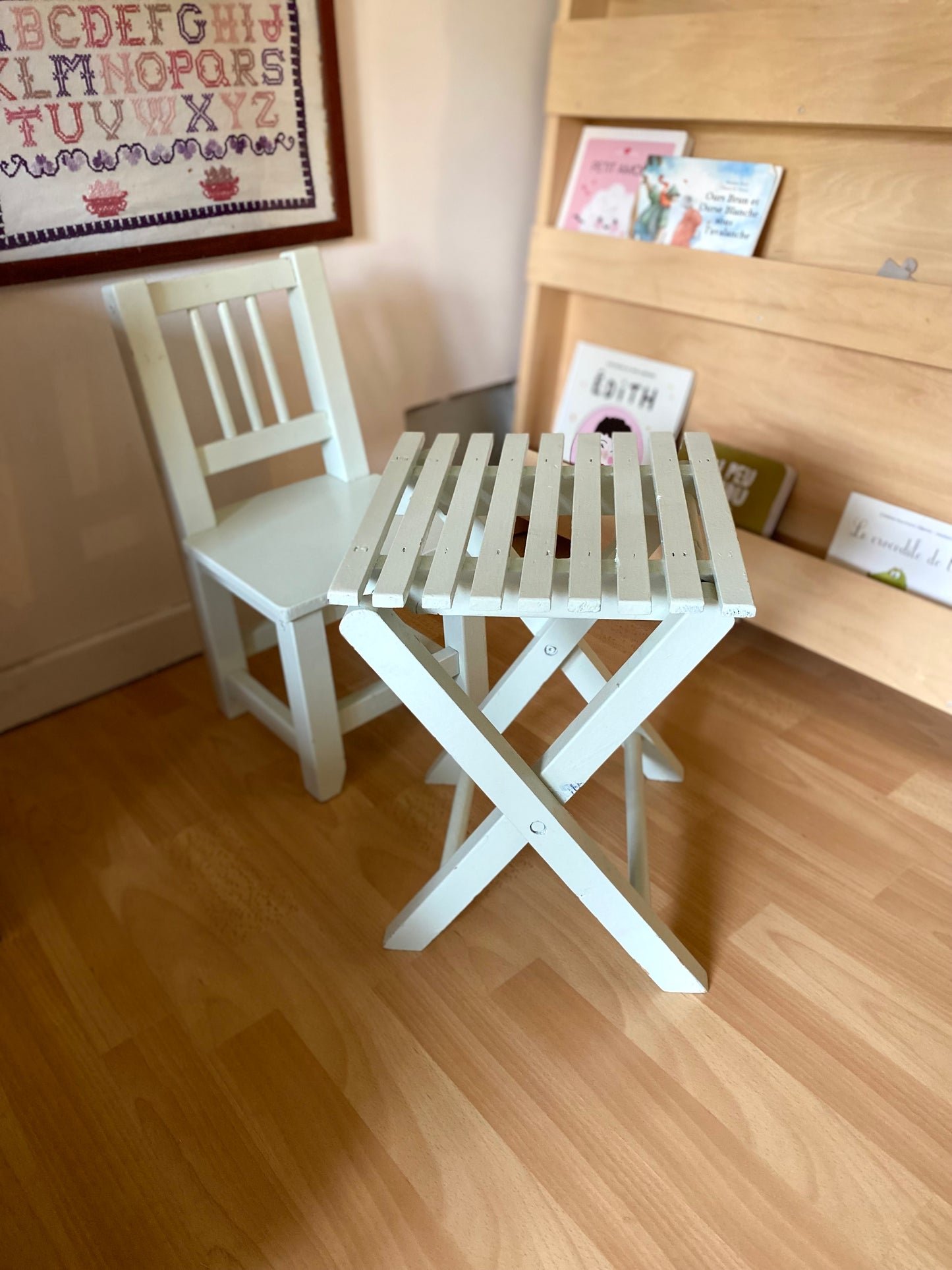 Petite chaise d'écolier en bois ancien et sa petite table