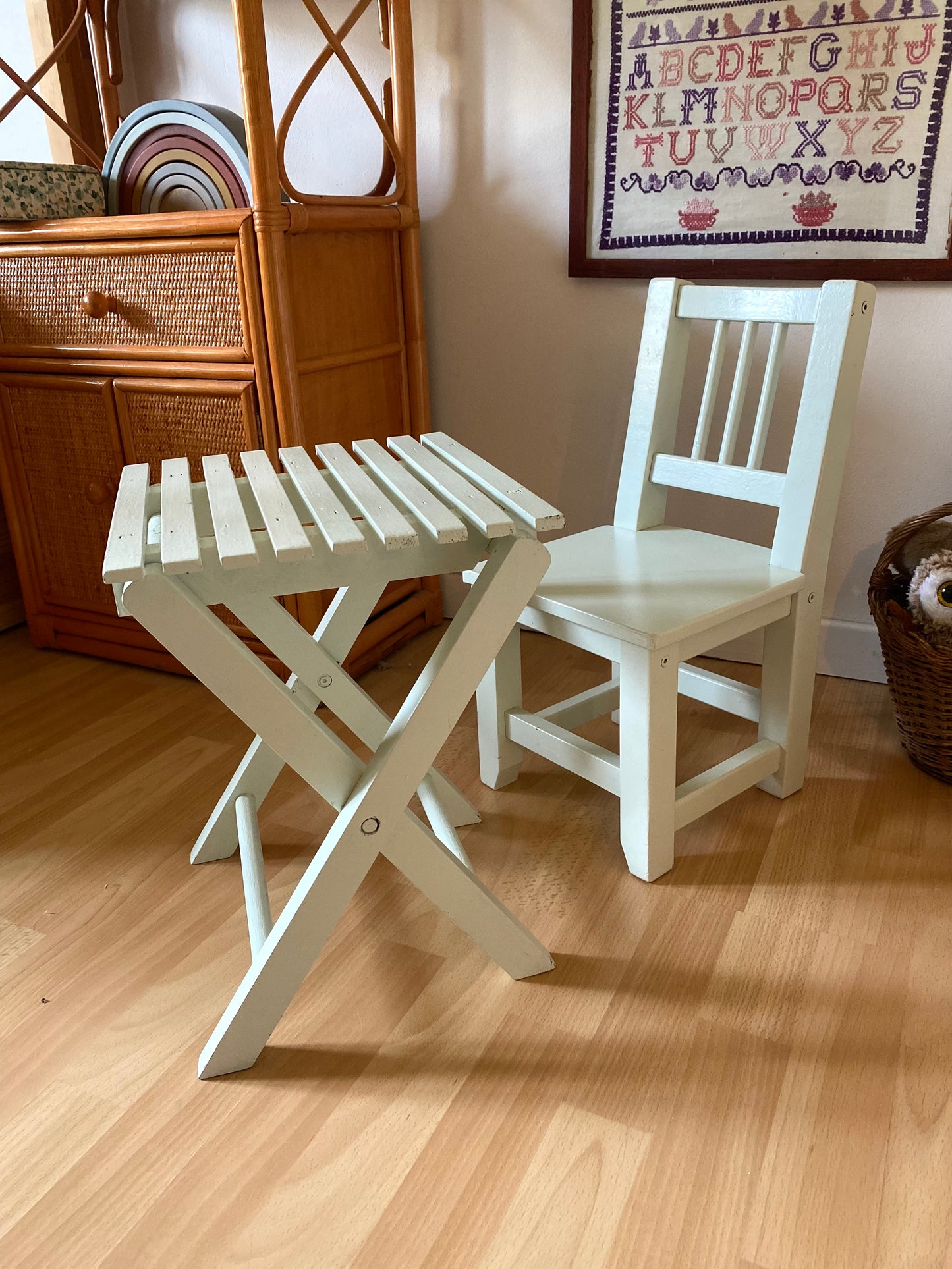 Petite chaise d'écolier en bois ancien et sa petite table