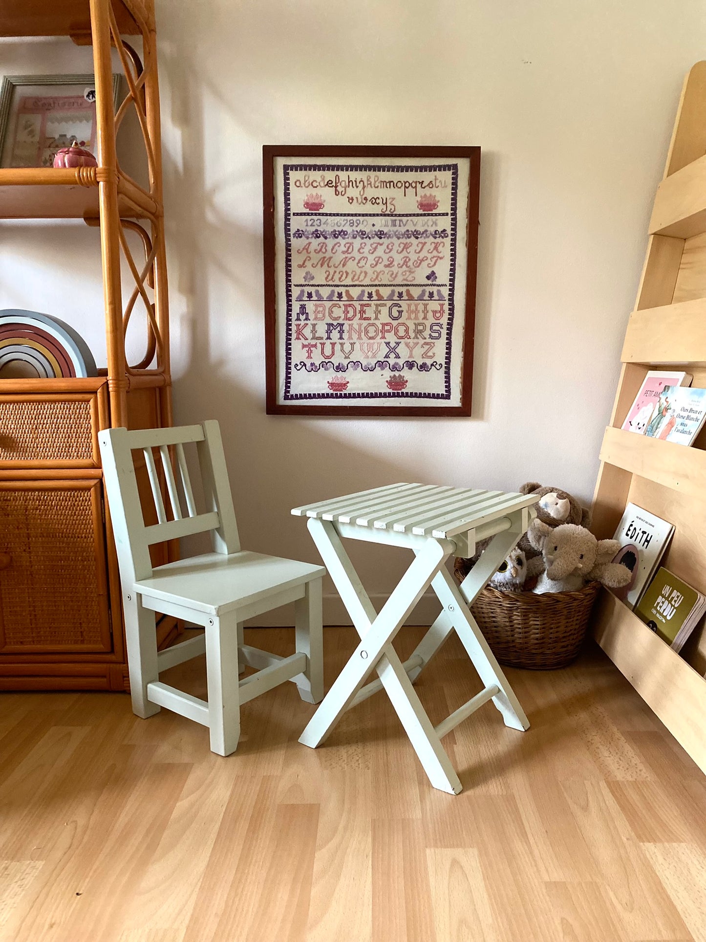 Petite chaise d'écolier en bois ancien et sa petite table