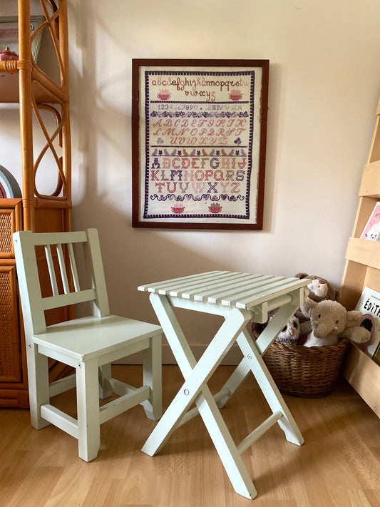 Petite chaise d'écolier en bois ancien et sa petite table