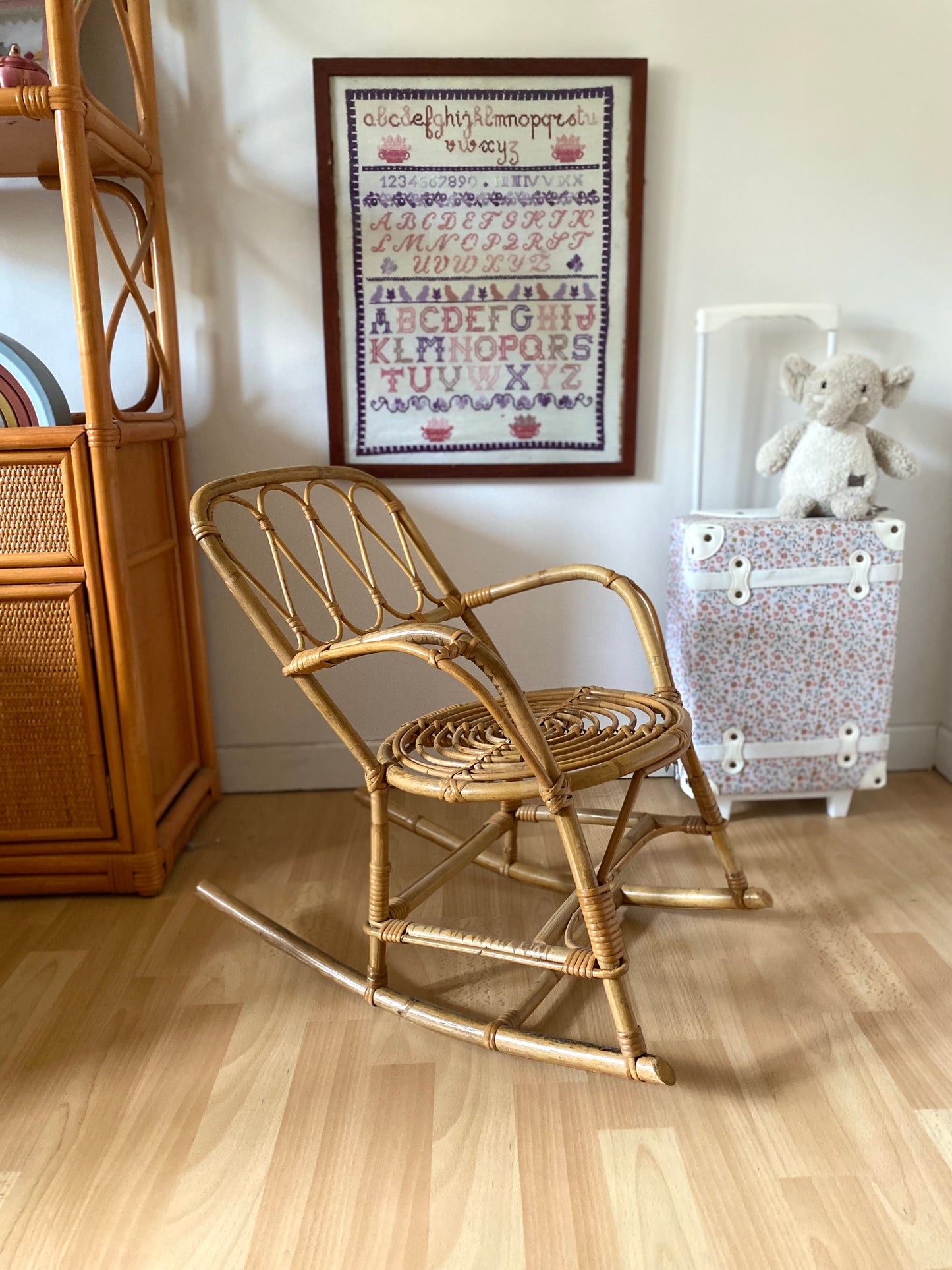 Fauteuil à bascule rocking chair enfant vintage en osier