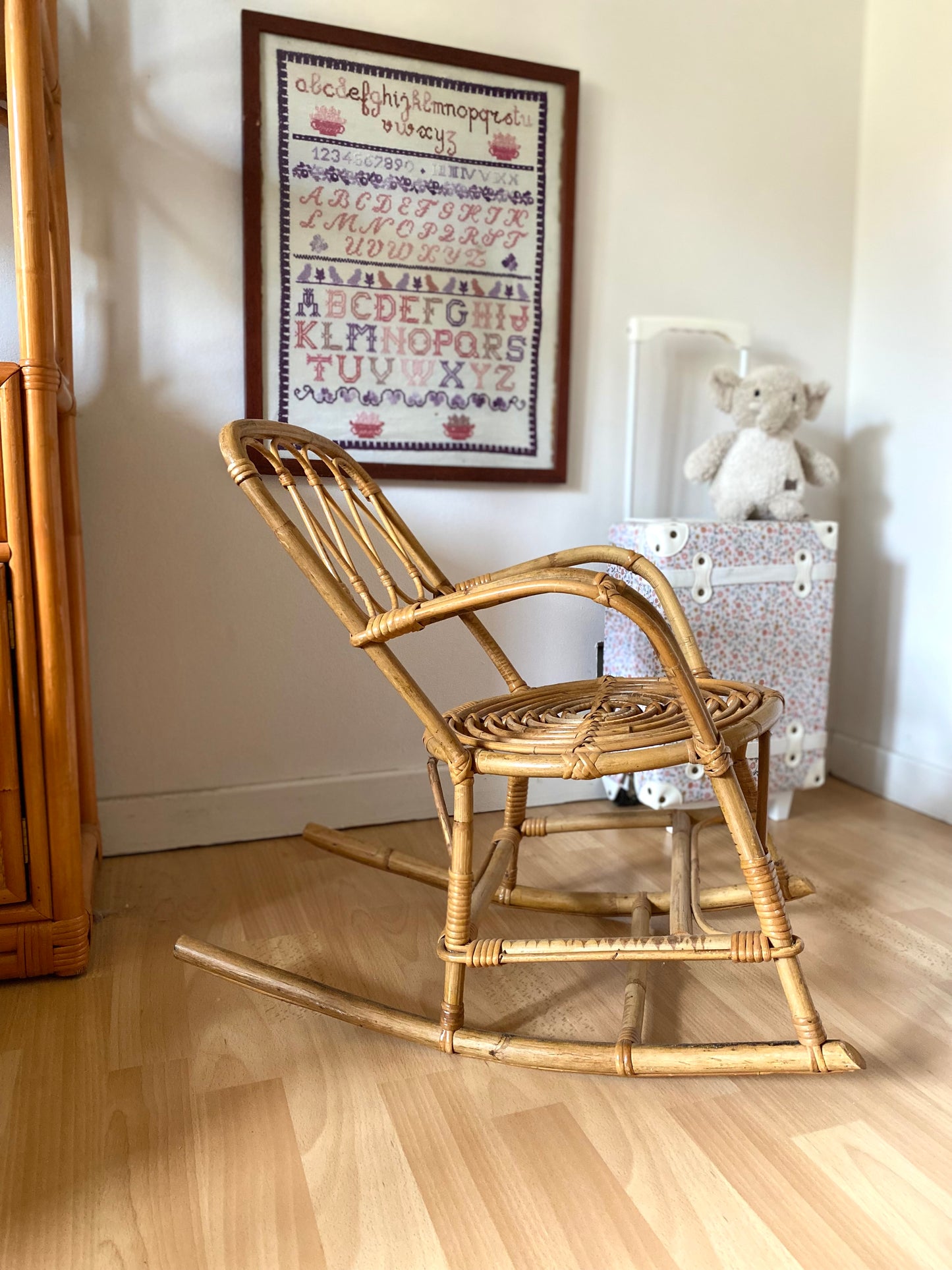 Fauteuil à bascule rocking chair enfant vintage en osier