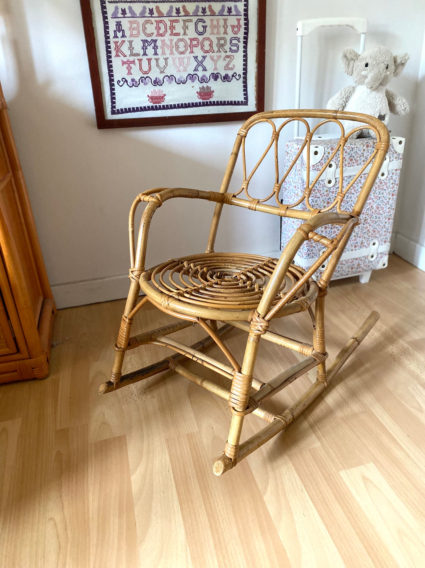 Fauteuil à bascule rocking chair enfant vintage en osier