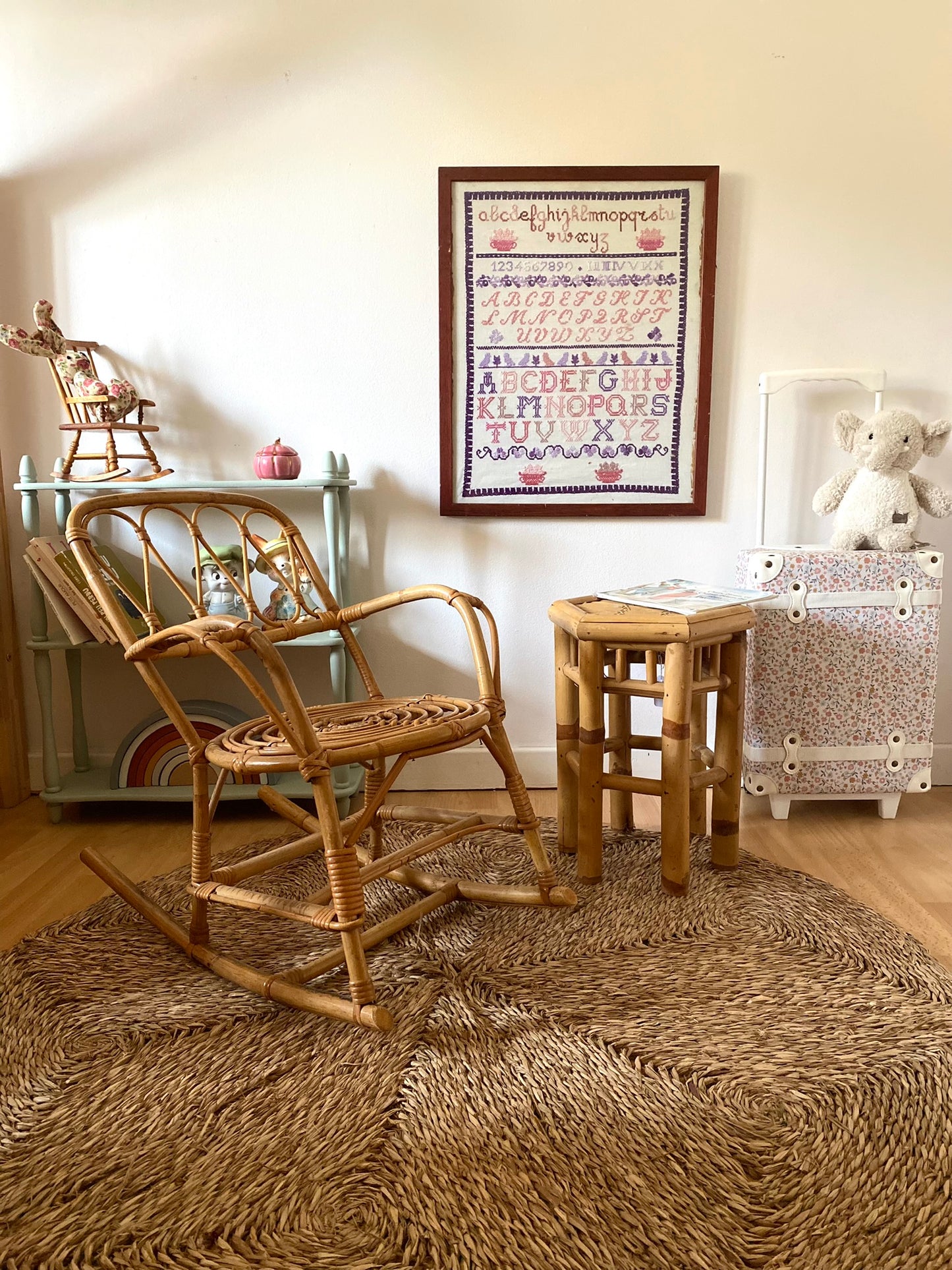 Fauteuil à bascule rocking chair enfant vintage en osier