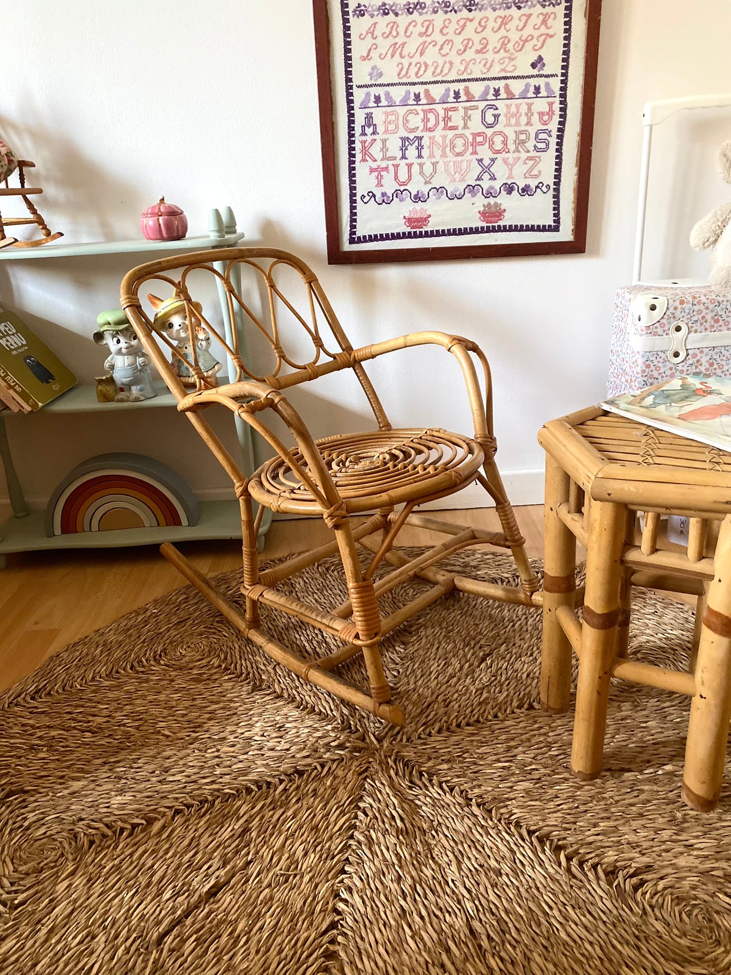 Fauteuil à bascule rocking chair enfant vintage en osier