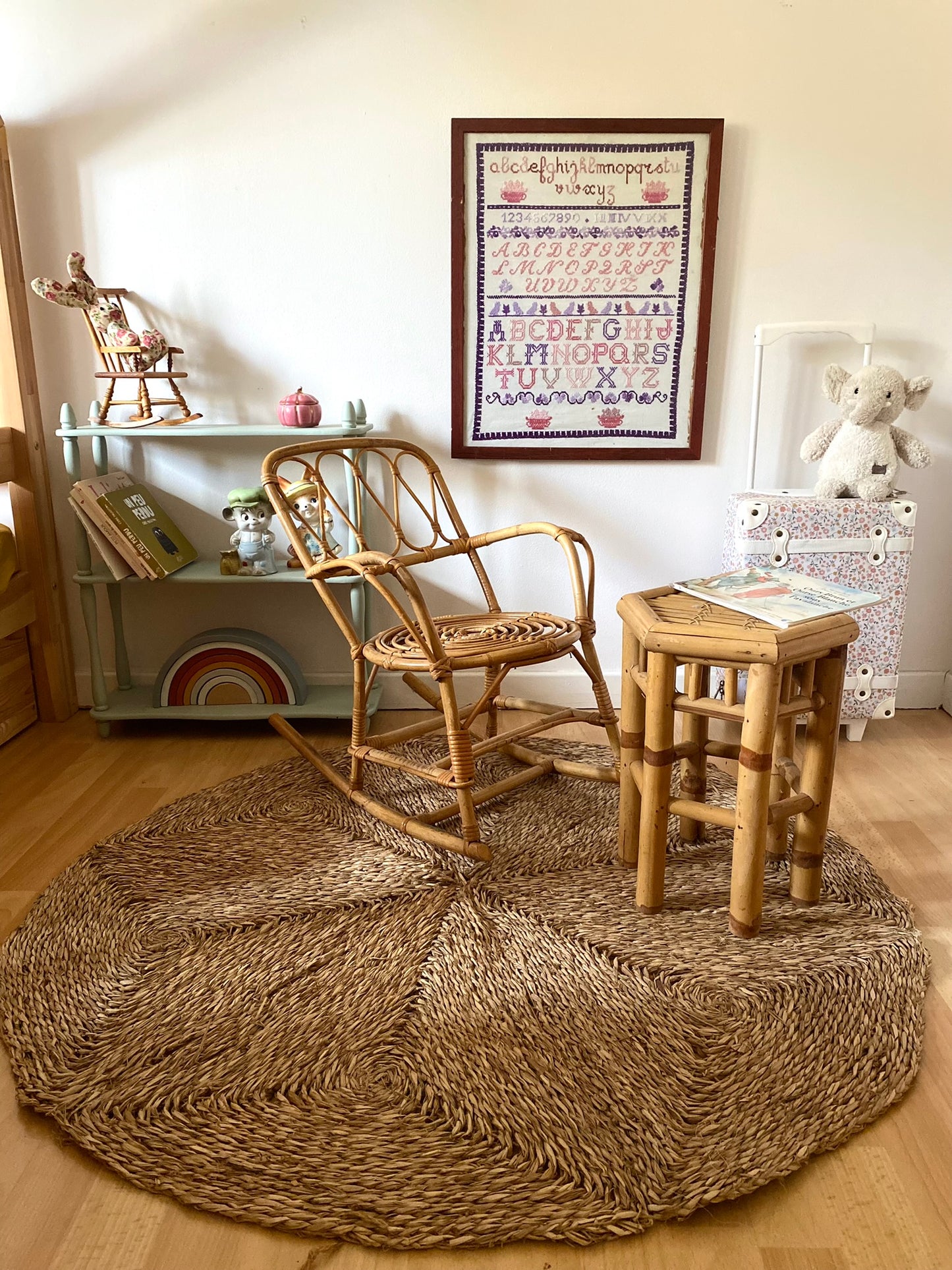 Fauteuil à bascule rocking chair enfant vintage en osier