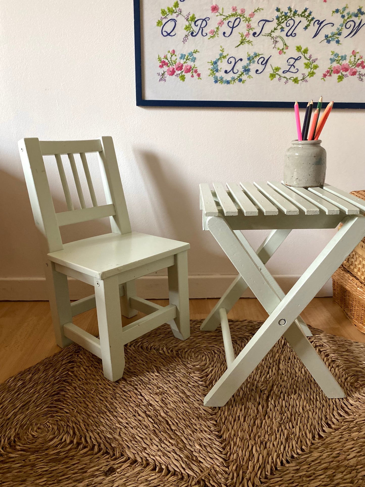 Petite chaise d'écolier en bois ancien et sa petite table