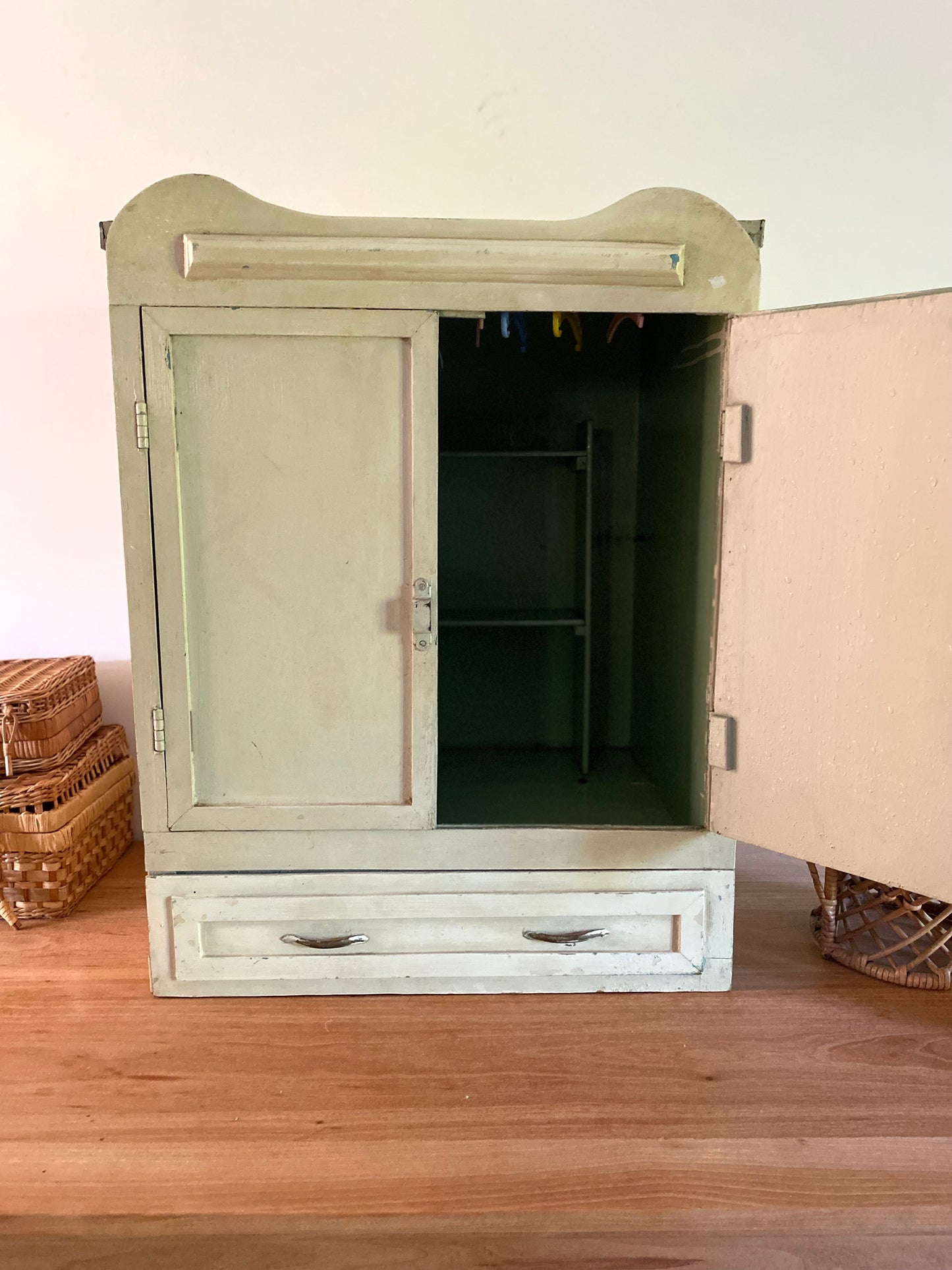 Ancienne ARMOIRE régionale en chêne sculptée et marqueté 3 étagères ou penderie Ancienne ARMOIRE régionale en chêne sculptée et marqueté 3 étagères ou penderie