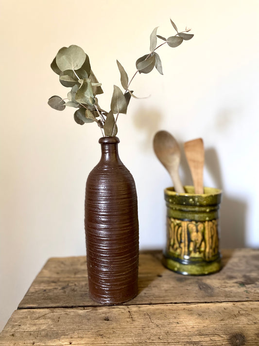 Bouteille en grès brun détournée en vase