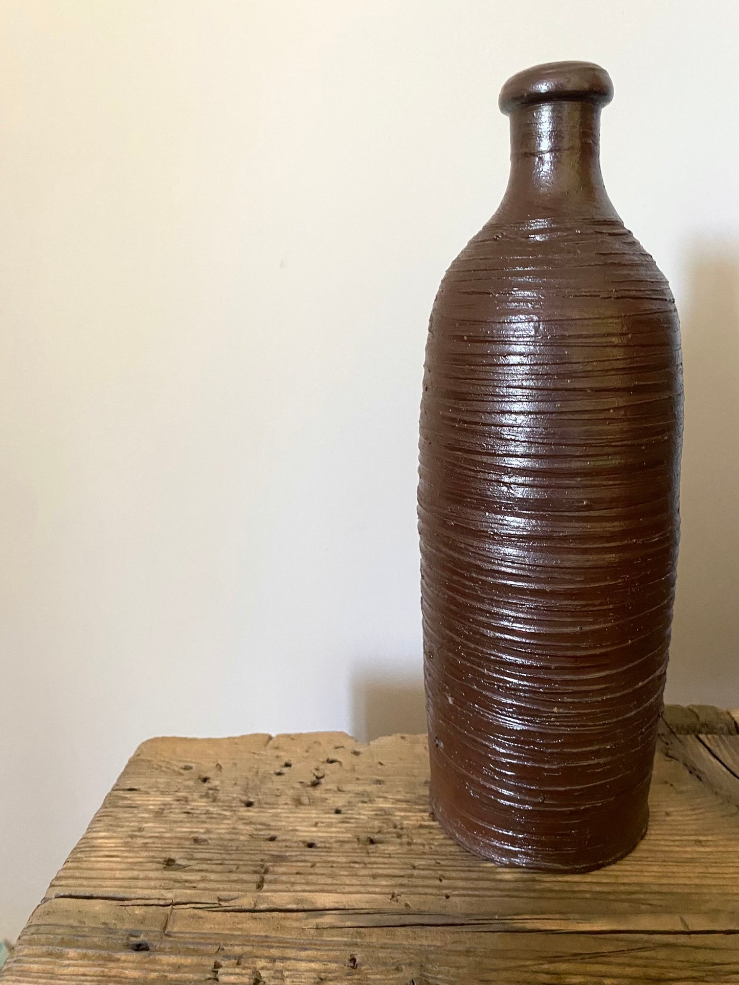 Bouteille en grès brun détournée en vase