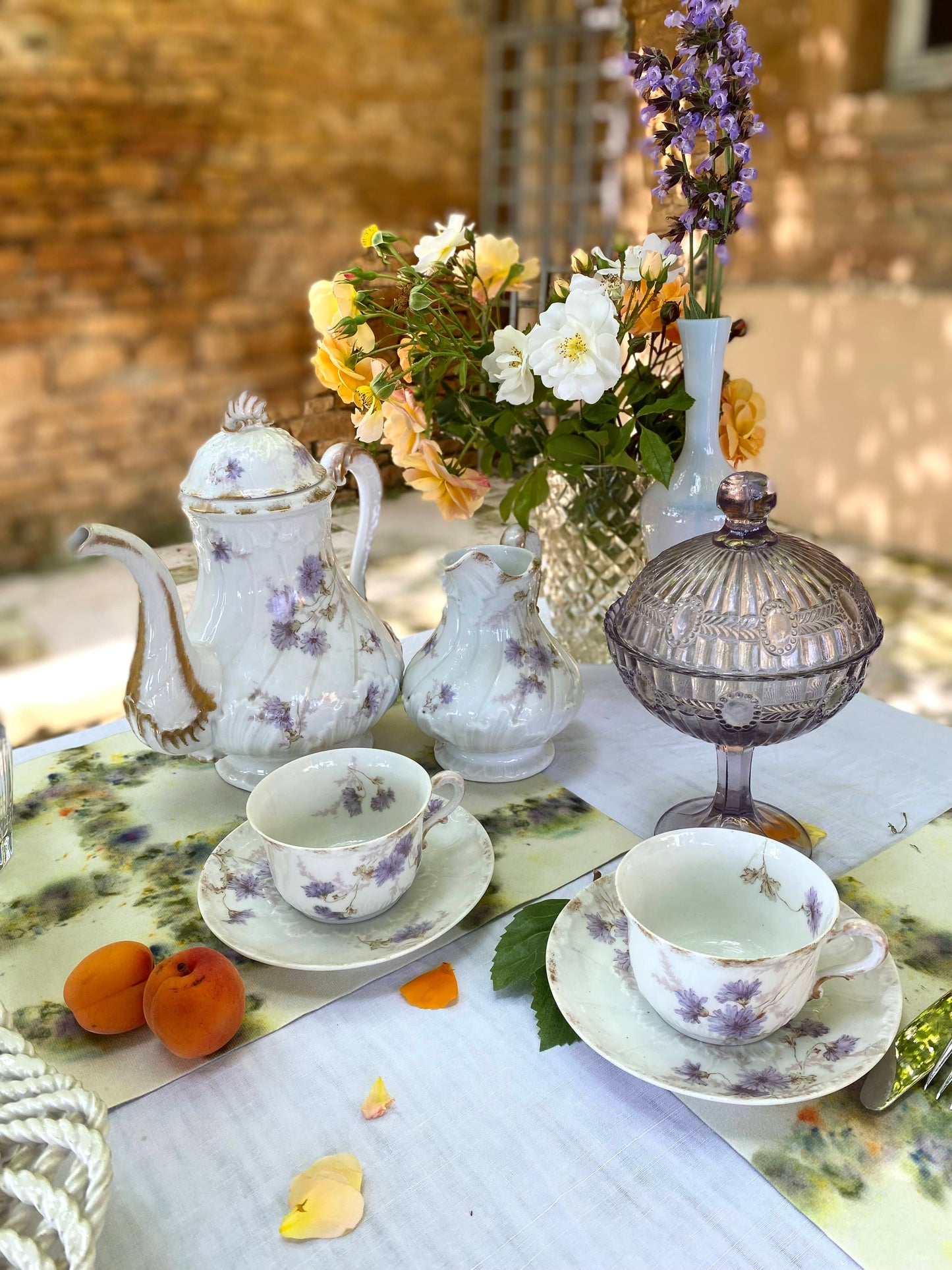 Bonbonnière en verre taillé ancien lilas