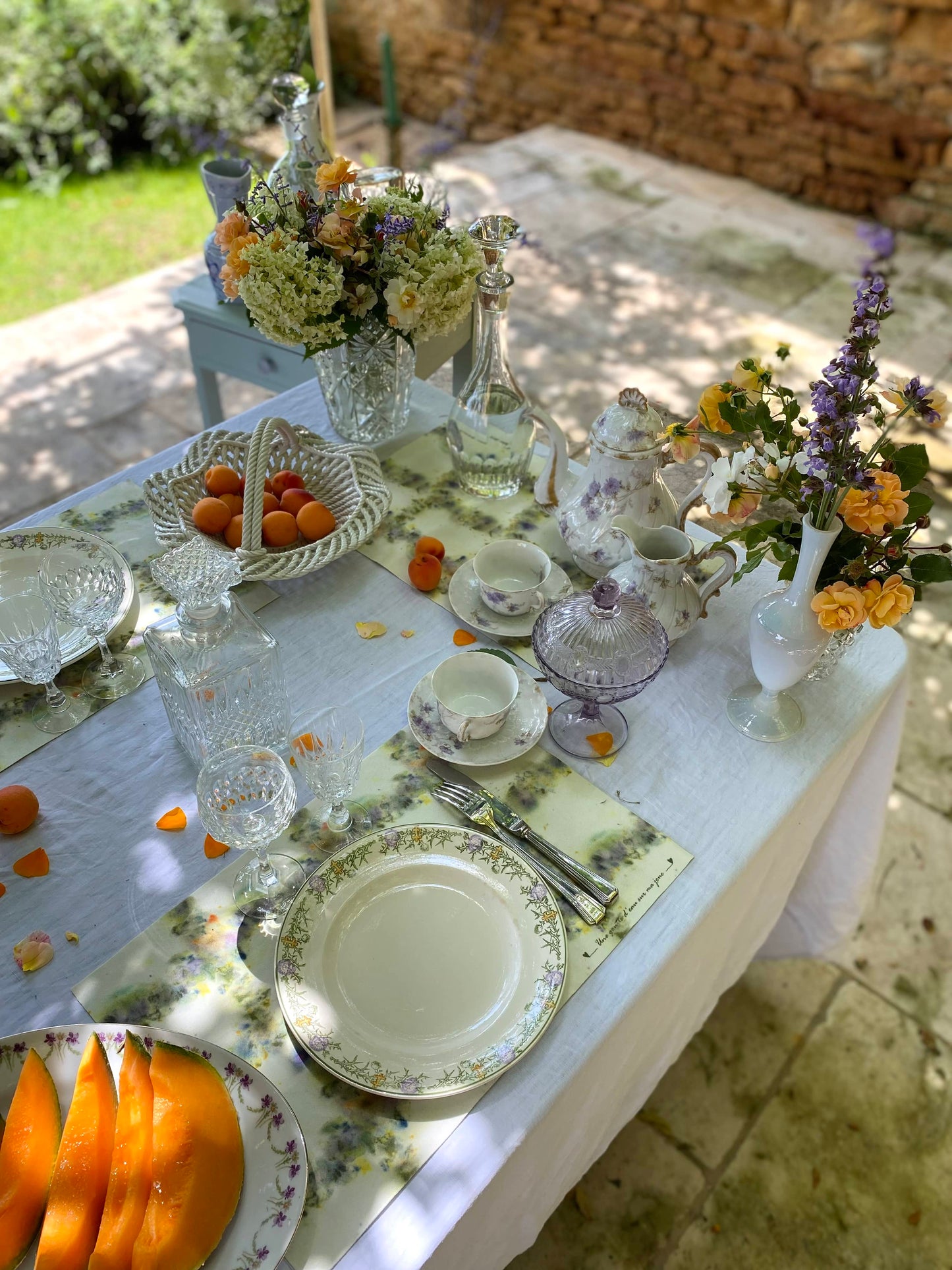 Bonbonnière en verre taillé ancien lilas