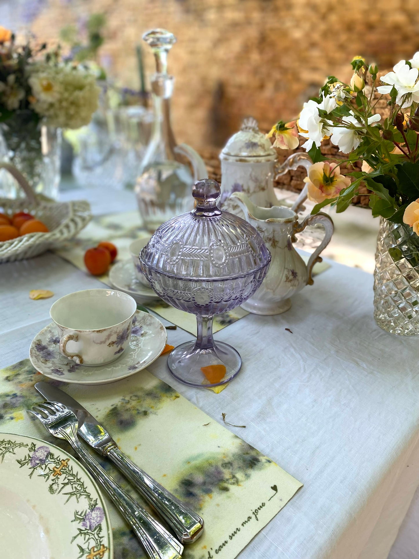 Bonbonnière en verre taillé ancien lilas