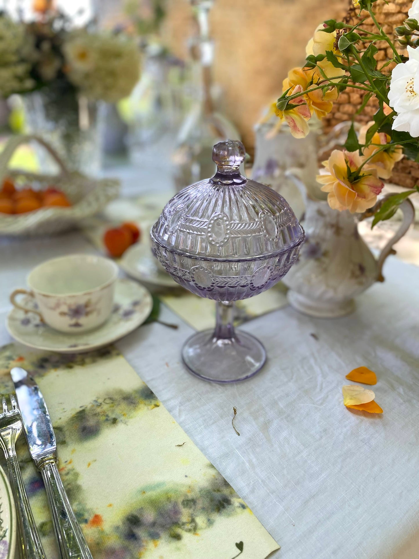 Bonbonnière en verre taillé ancien lilas