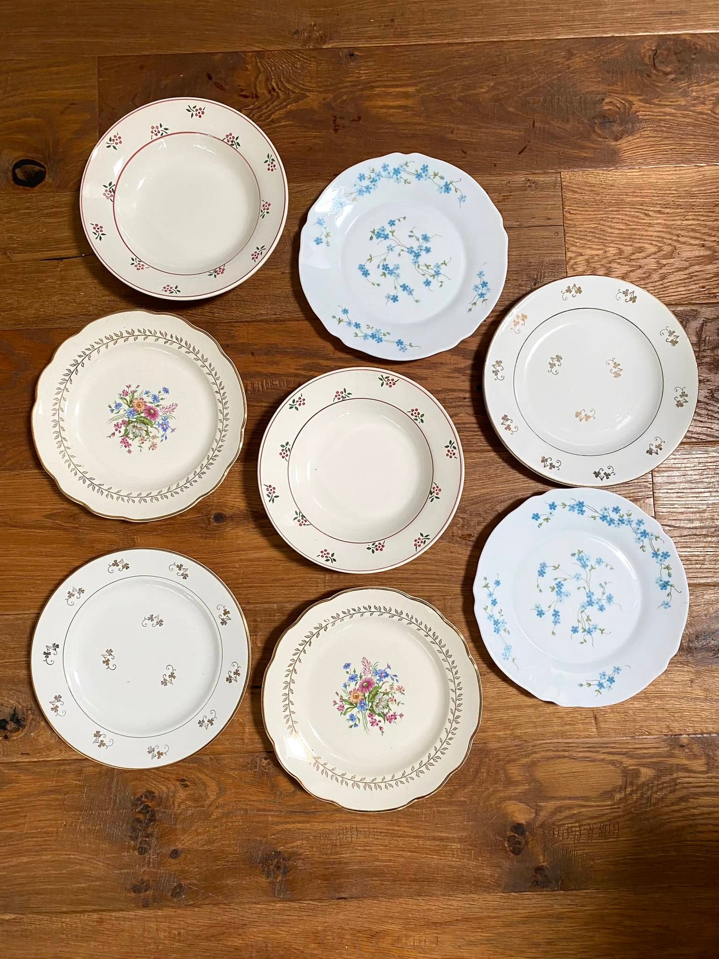 9 grandes assiettes en faïence ancienne dépareillées