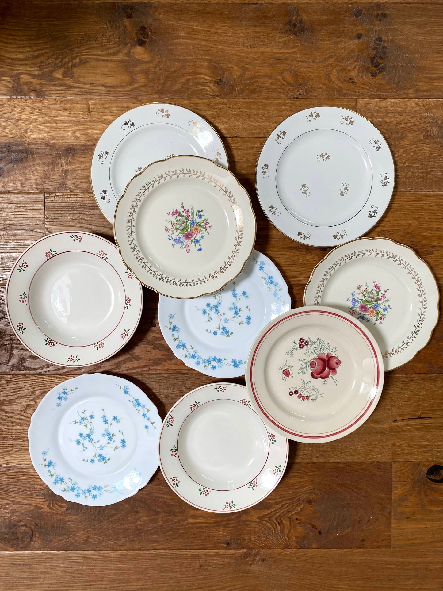 9 grandes assiettes en faïence ancienne dépareillées