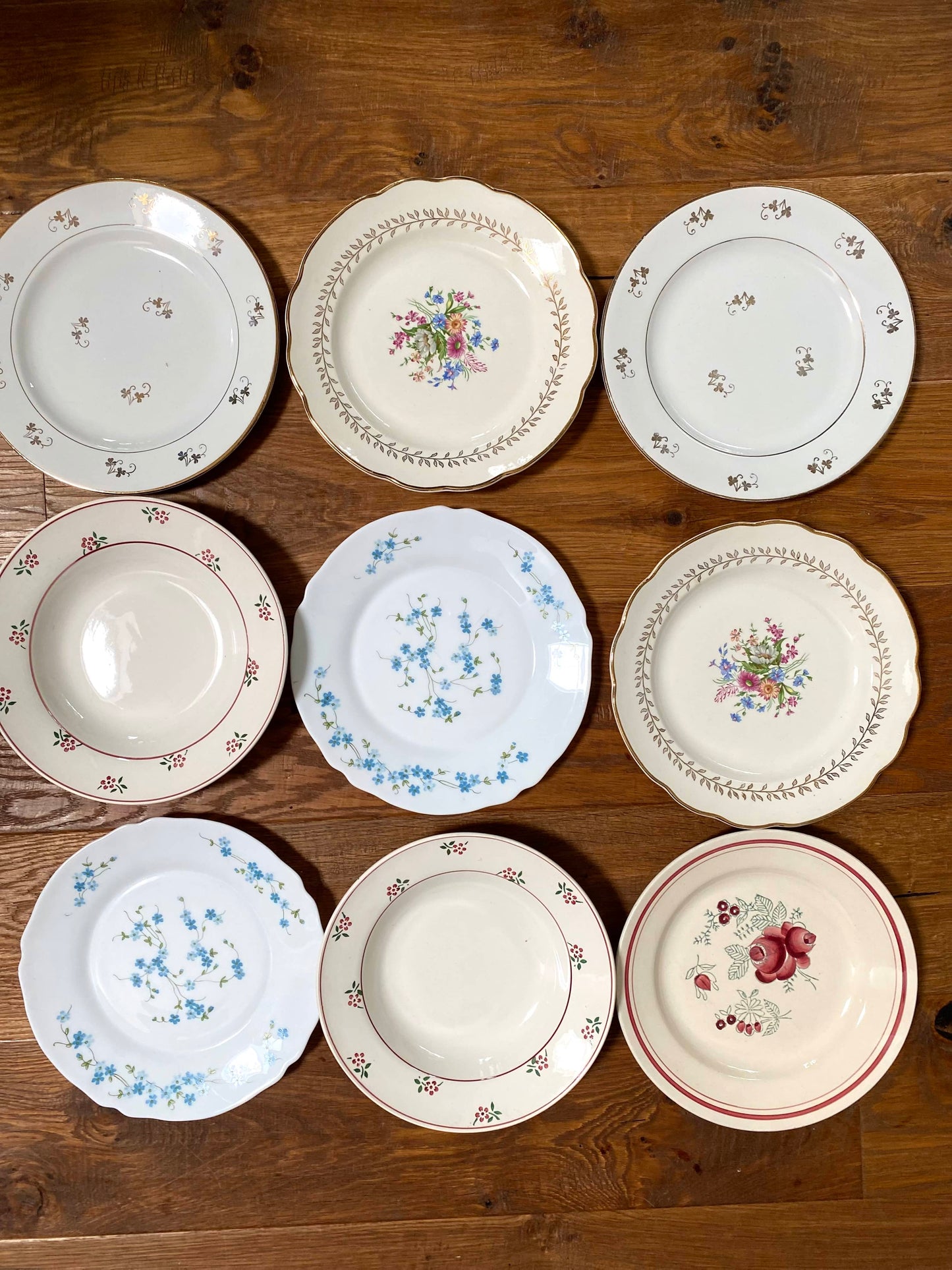 9 grandes assiettes en faïence ancienne dépareillées