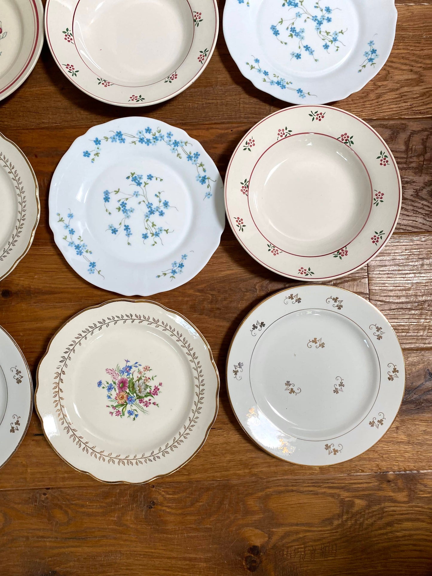 9 grandes assiettes en faïence ancienne dépareillées