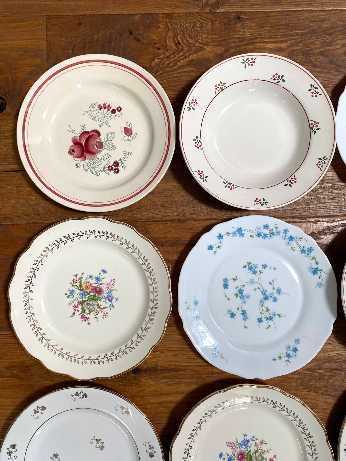 9 grandes assiettes en faïence ancienne dépareillées