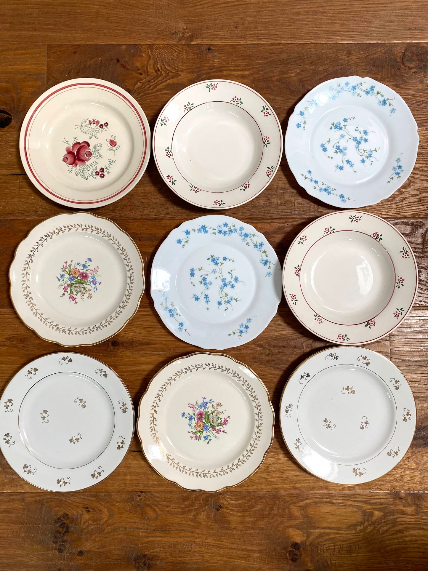 9 grandes assiettes en faïence ancienne dépareillées