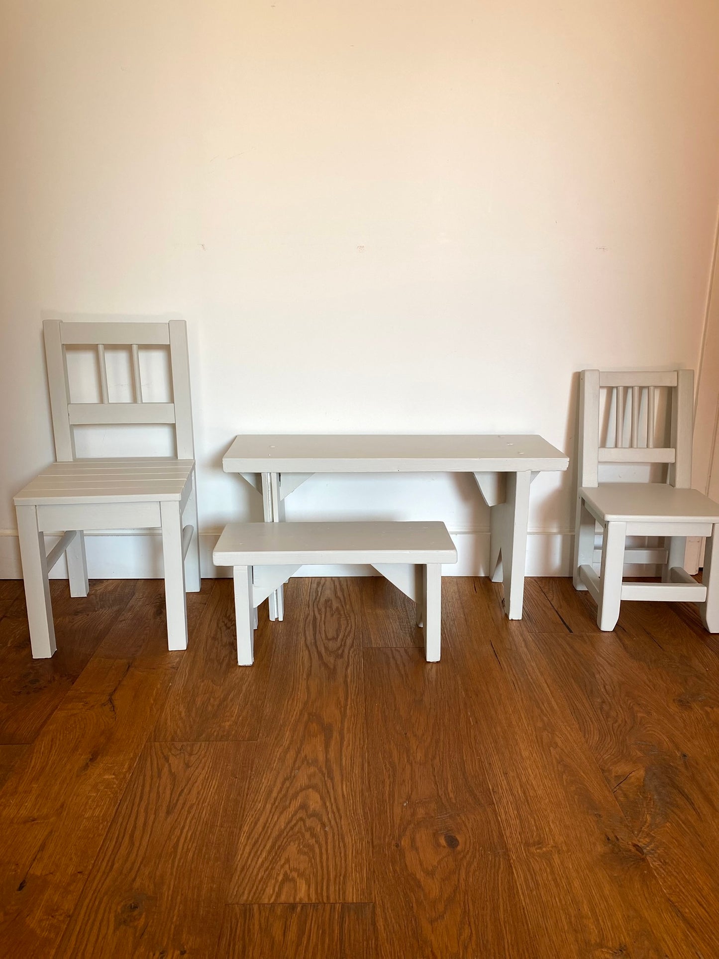 Petit banc pour enfant rustique en bois ancien peint en blanc