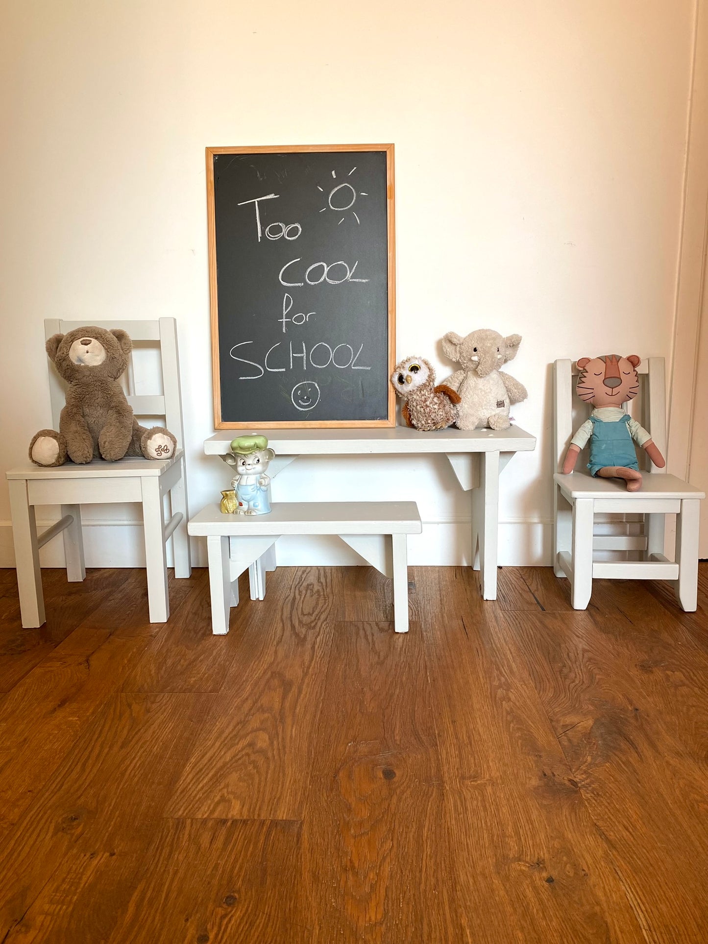 Banc rustique pour enfant en bois ancien peint en blanc verdi