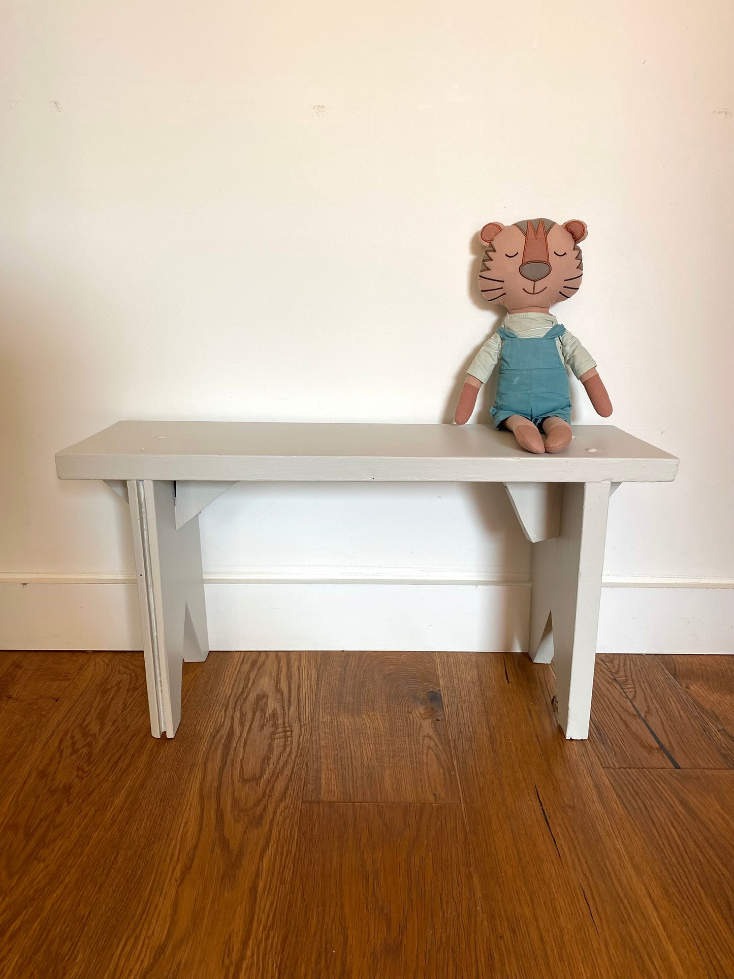 Banc rustique pour enfant en bois ancien peint en blanc verdi