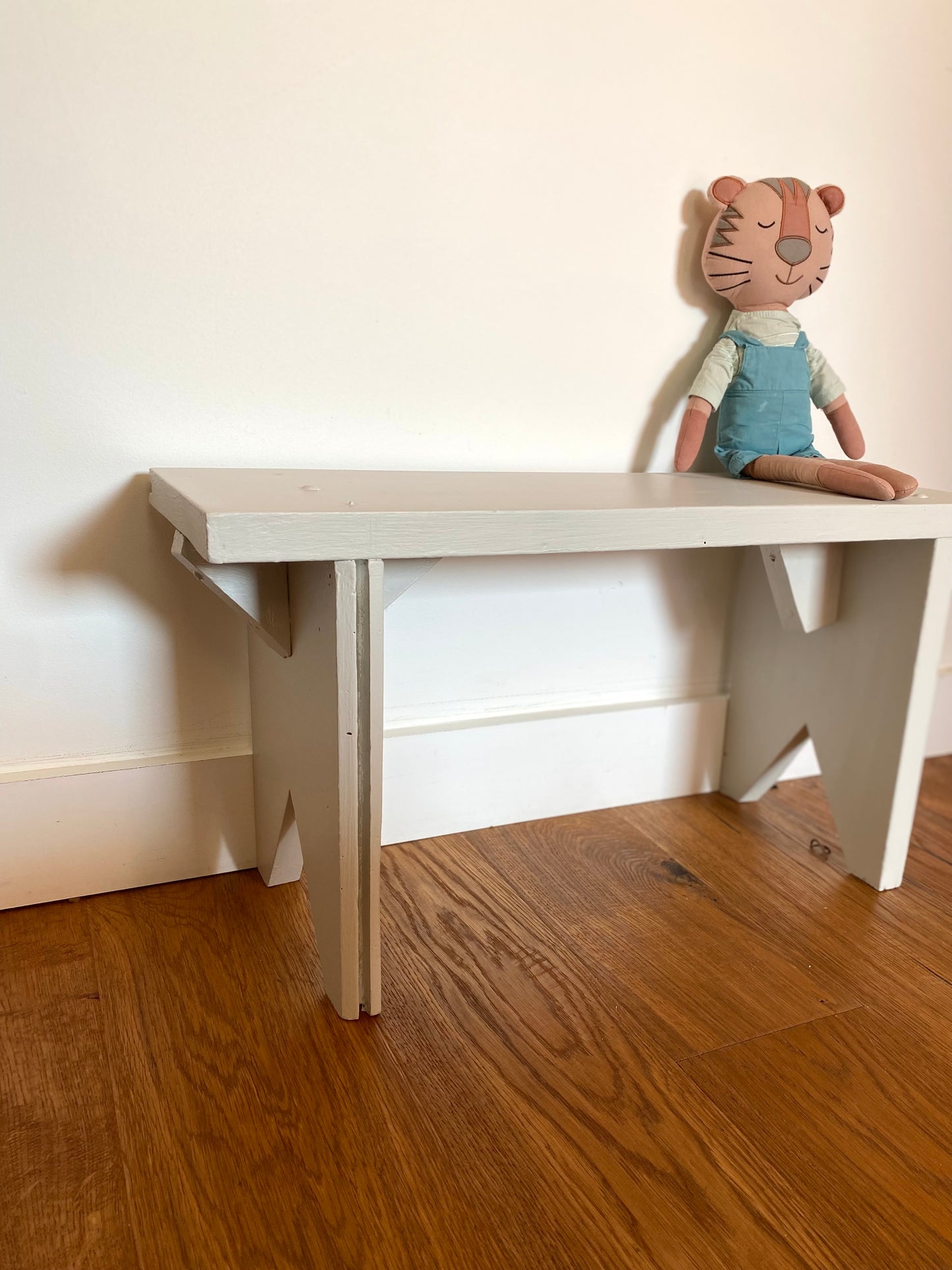 Banc rustique pour enfant en bois ancien peint en blanc verdi