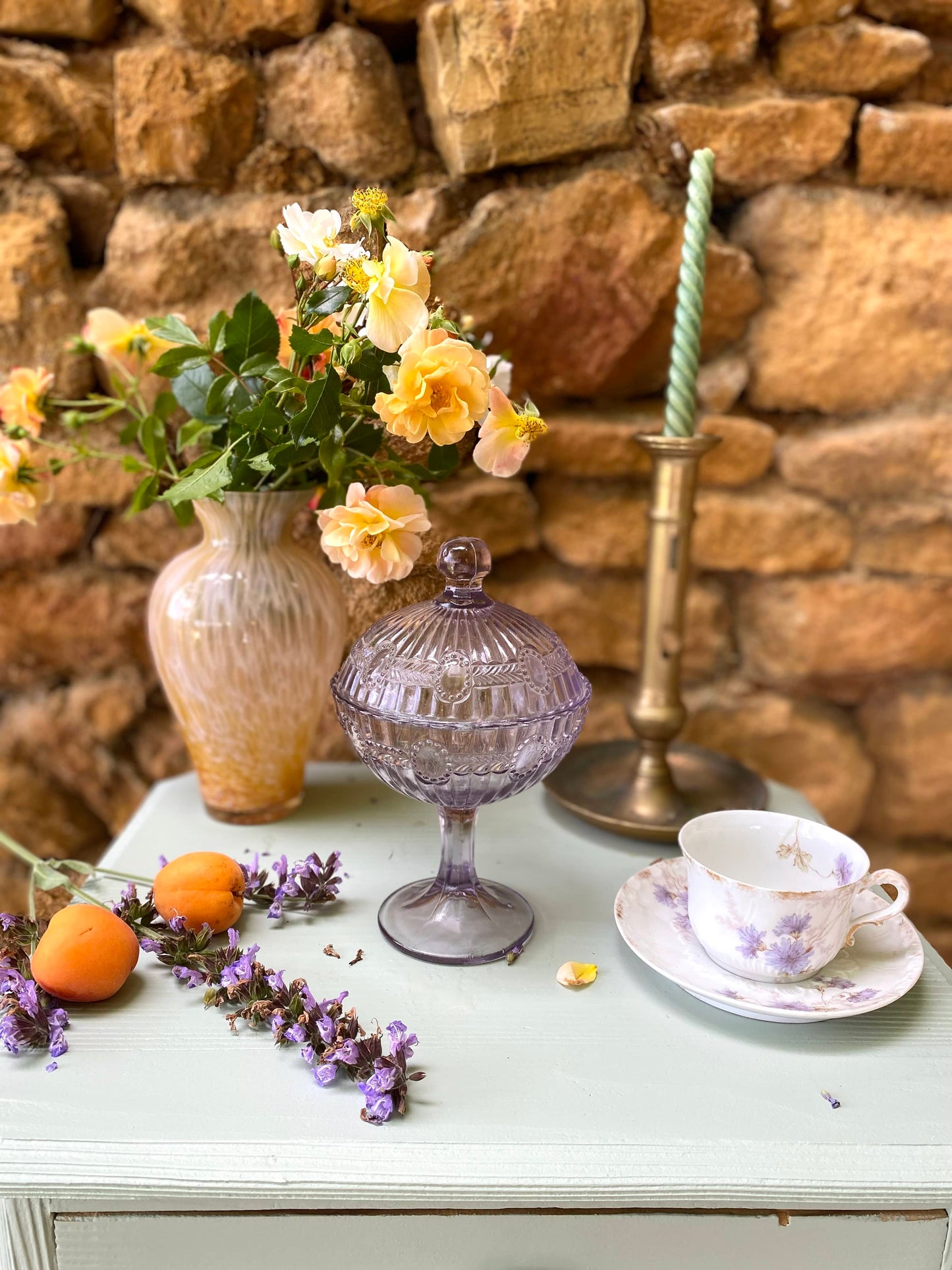 Bonbonnière en verre taillé ancien lilas