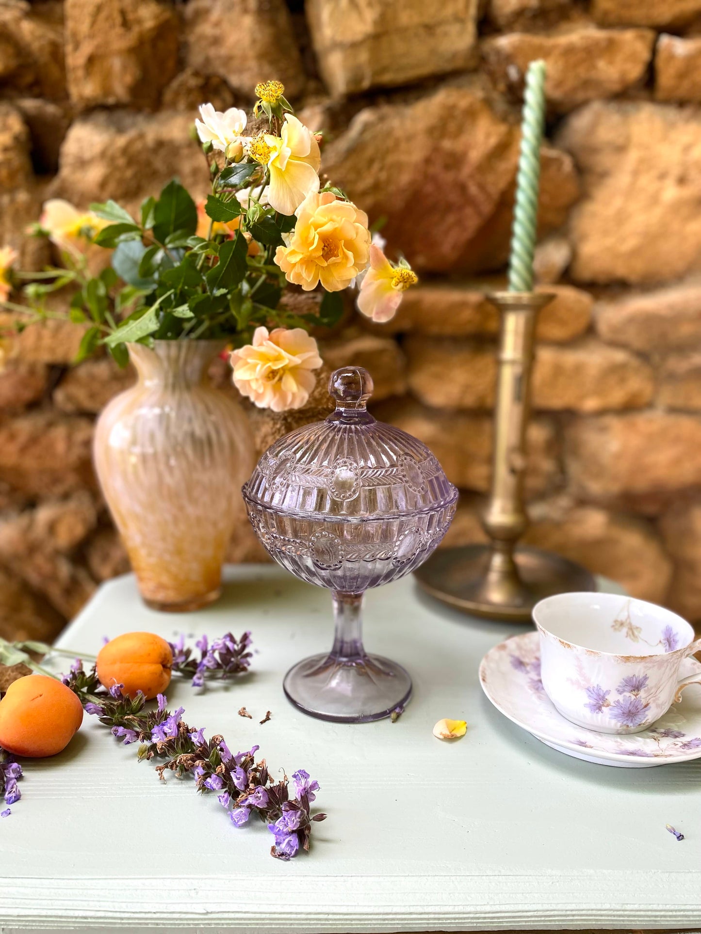 Bonbonnière en verre taillé ancien lilas