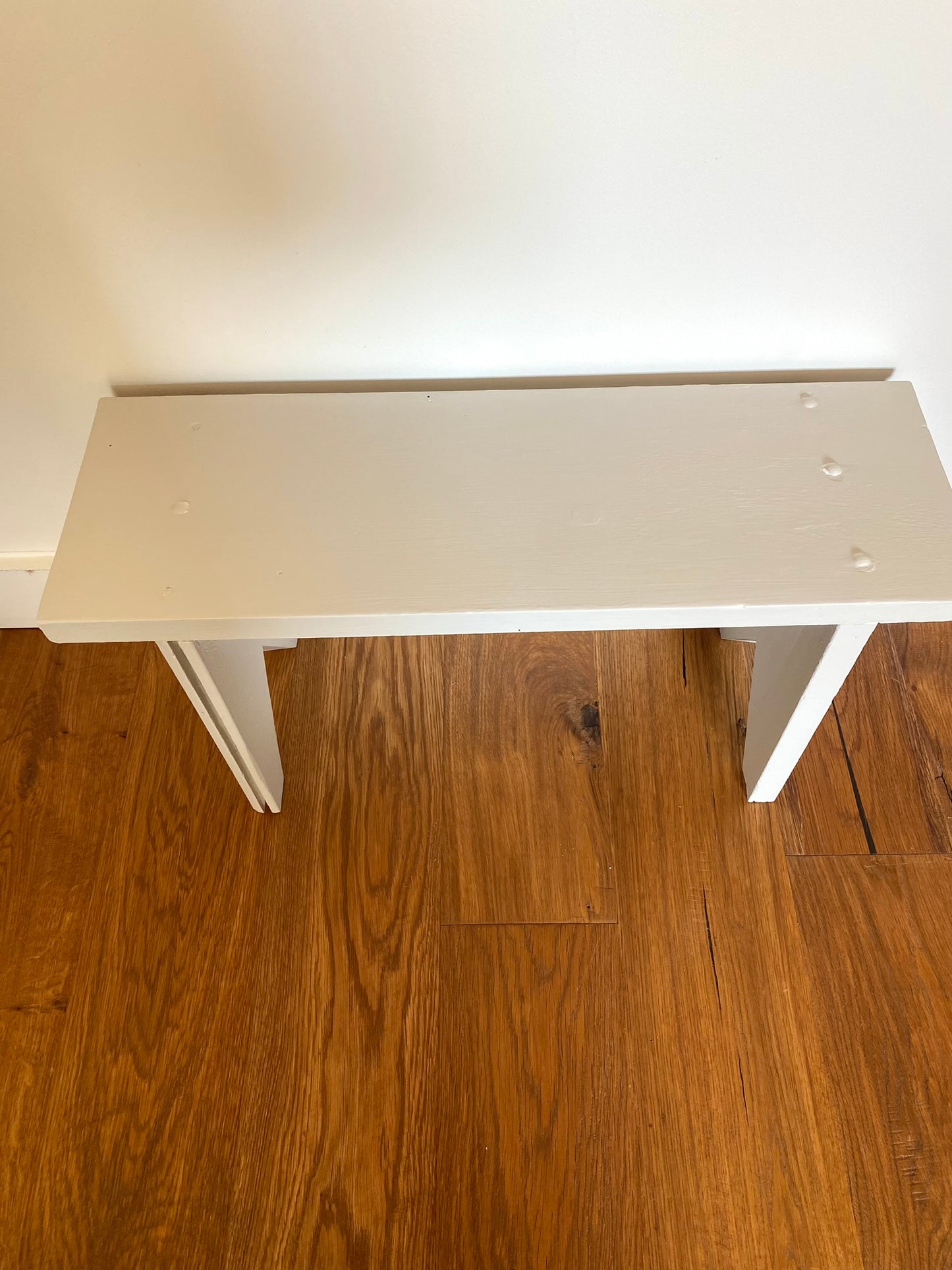 Banc rustique pour enfant en bois ancien peint en blanc verdi