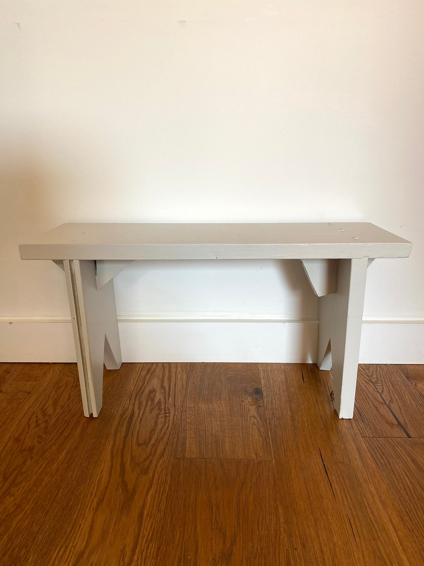 Banc rustique pour enfant en bois ancien peint en blanc verdi