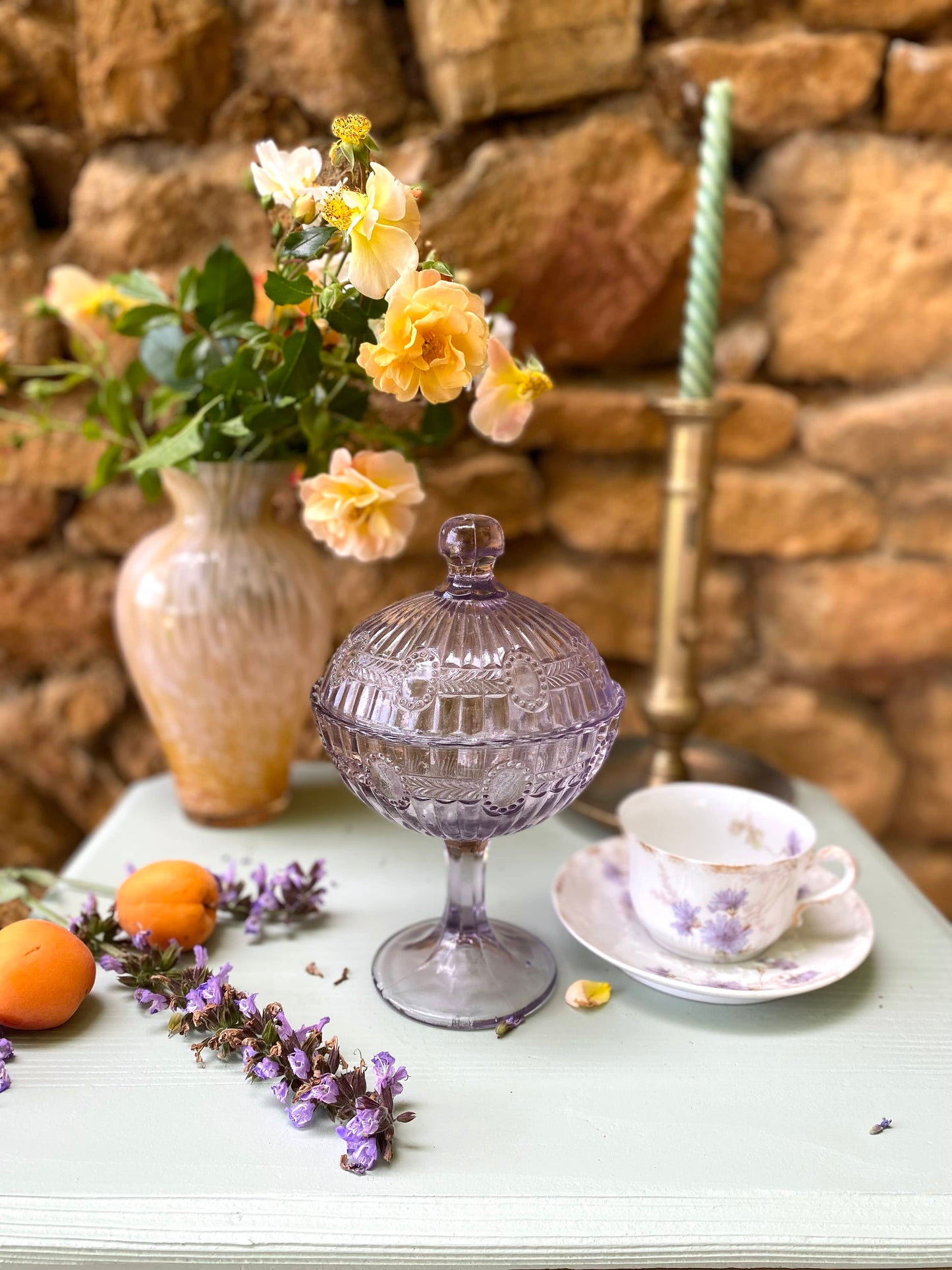 Bonbonnière en verre taillé ancien lilas