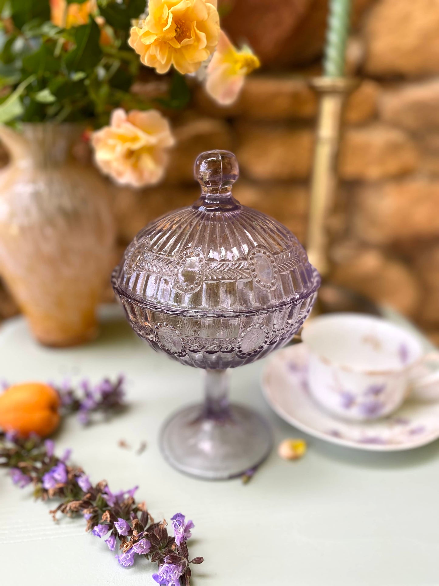 Bonbonnière en verre taillé ancien lilas