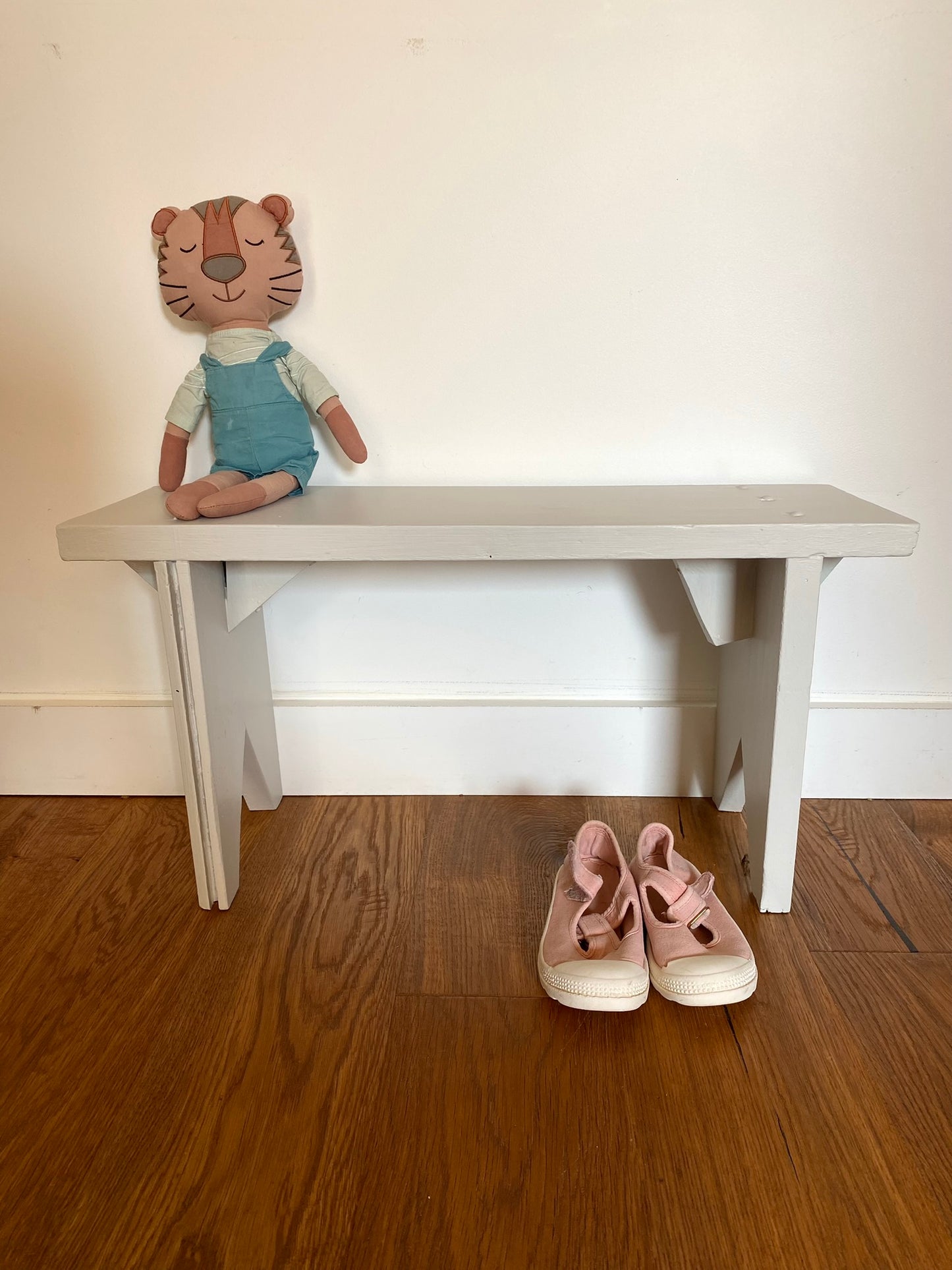 Banc rustique pour enfant en bois ancien peint en blanc verdi