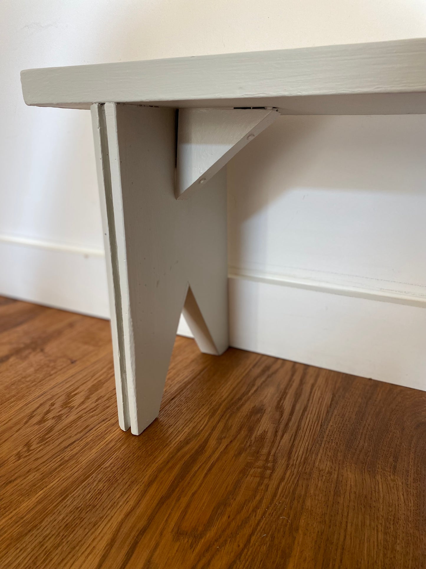 Banc rustique pour enfant en bois ancien peint en blanc verdi