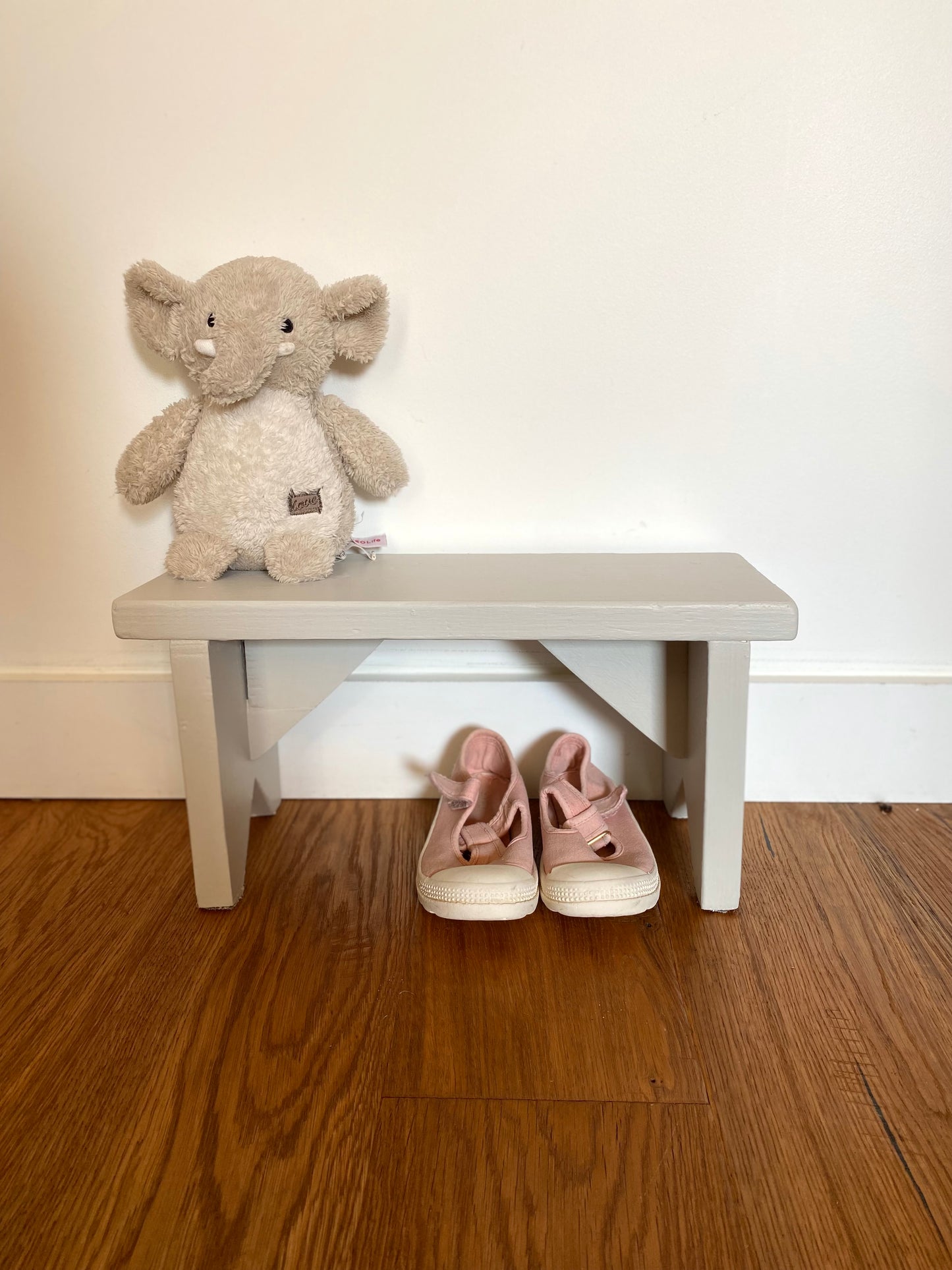 Petit banc pour enfant rustique en bois ancien peint en blanc