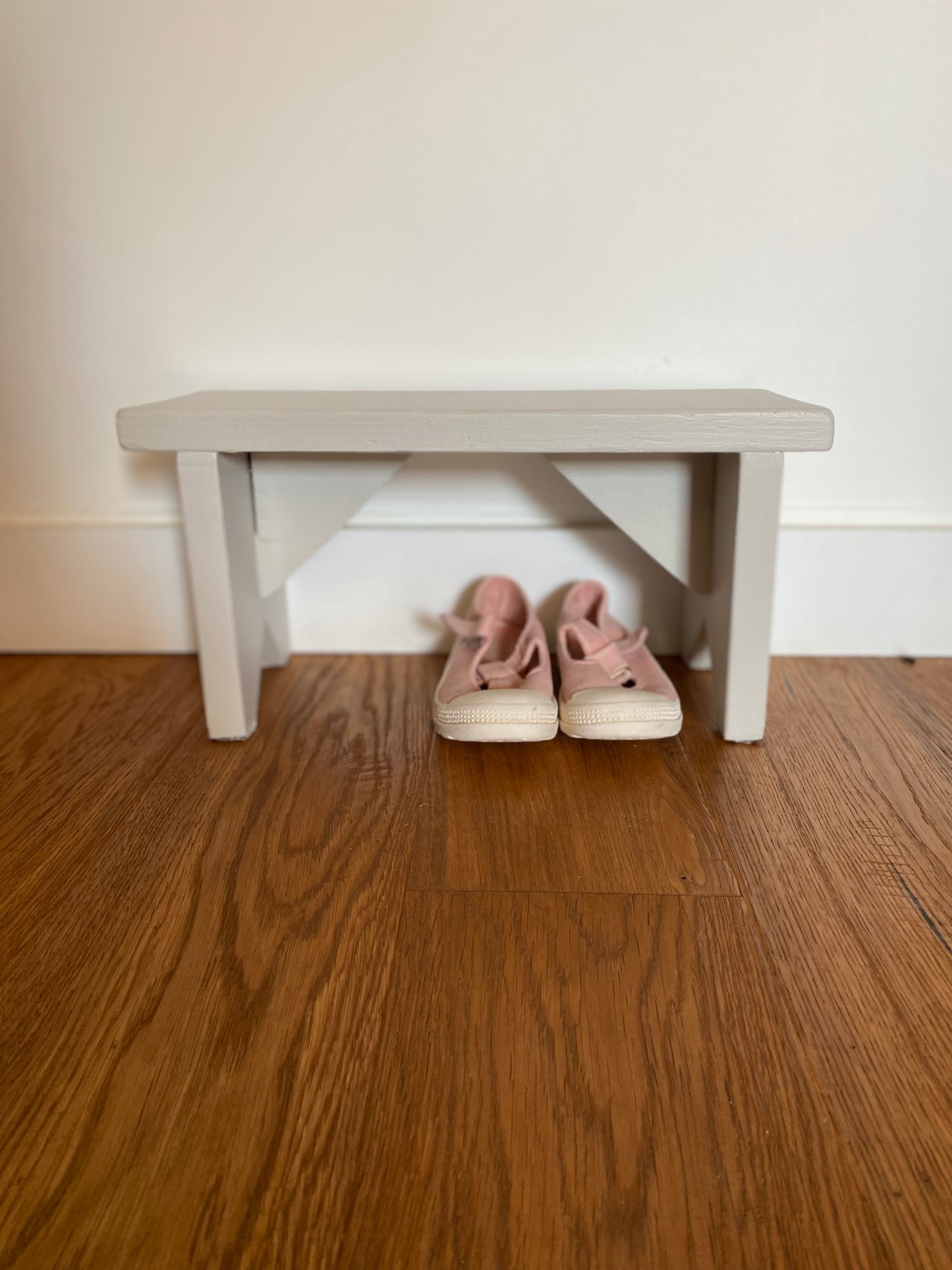 Petit banc pour enfant rustique en bois ancien peint en blanc