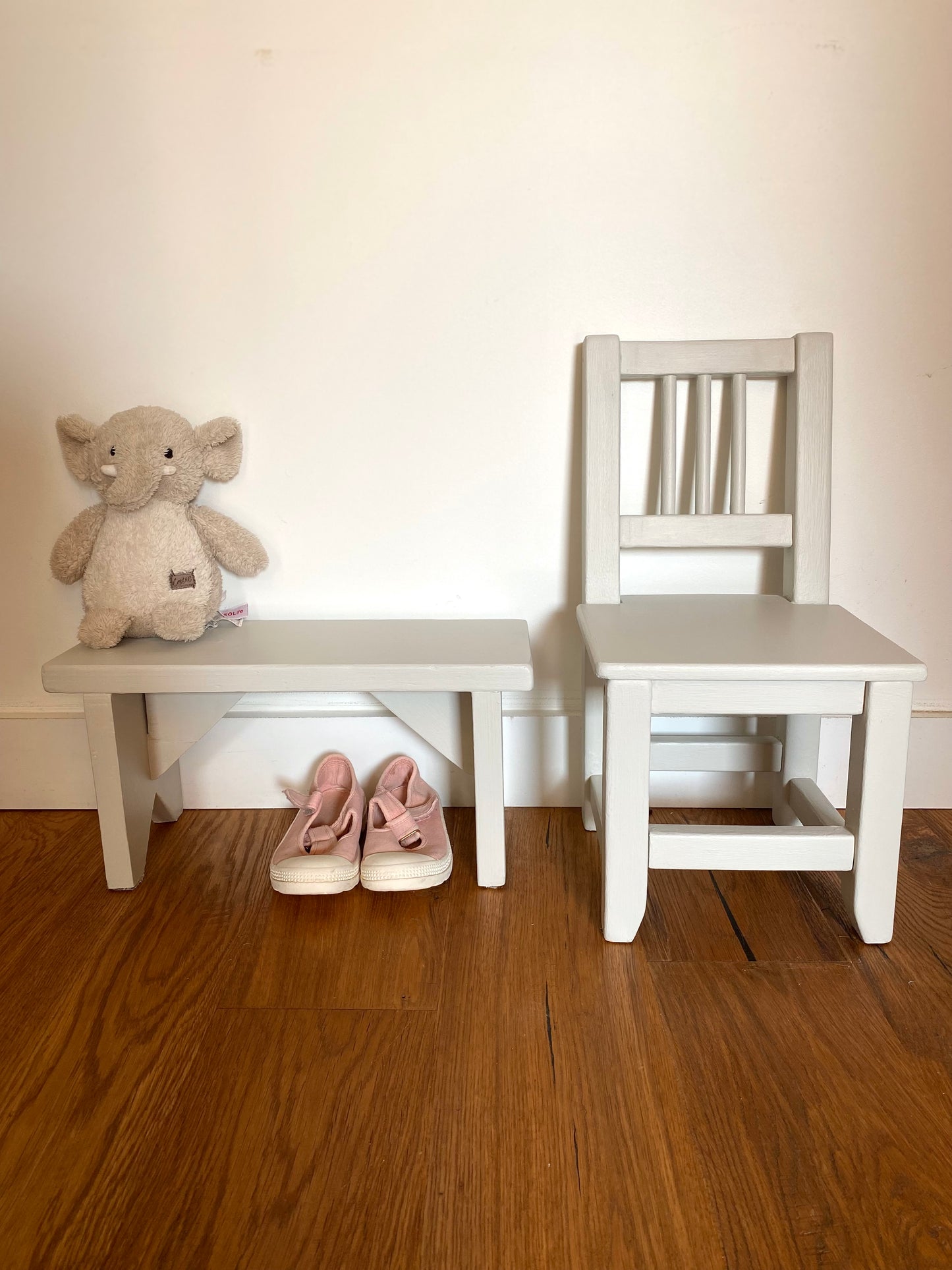 Petit banc pour enfant rustique en bois ancien peint en blanc