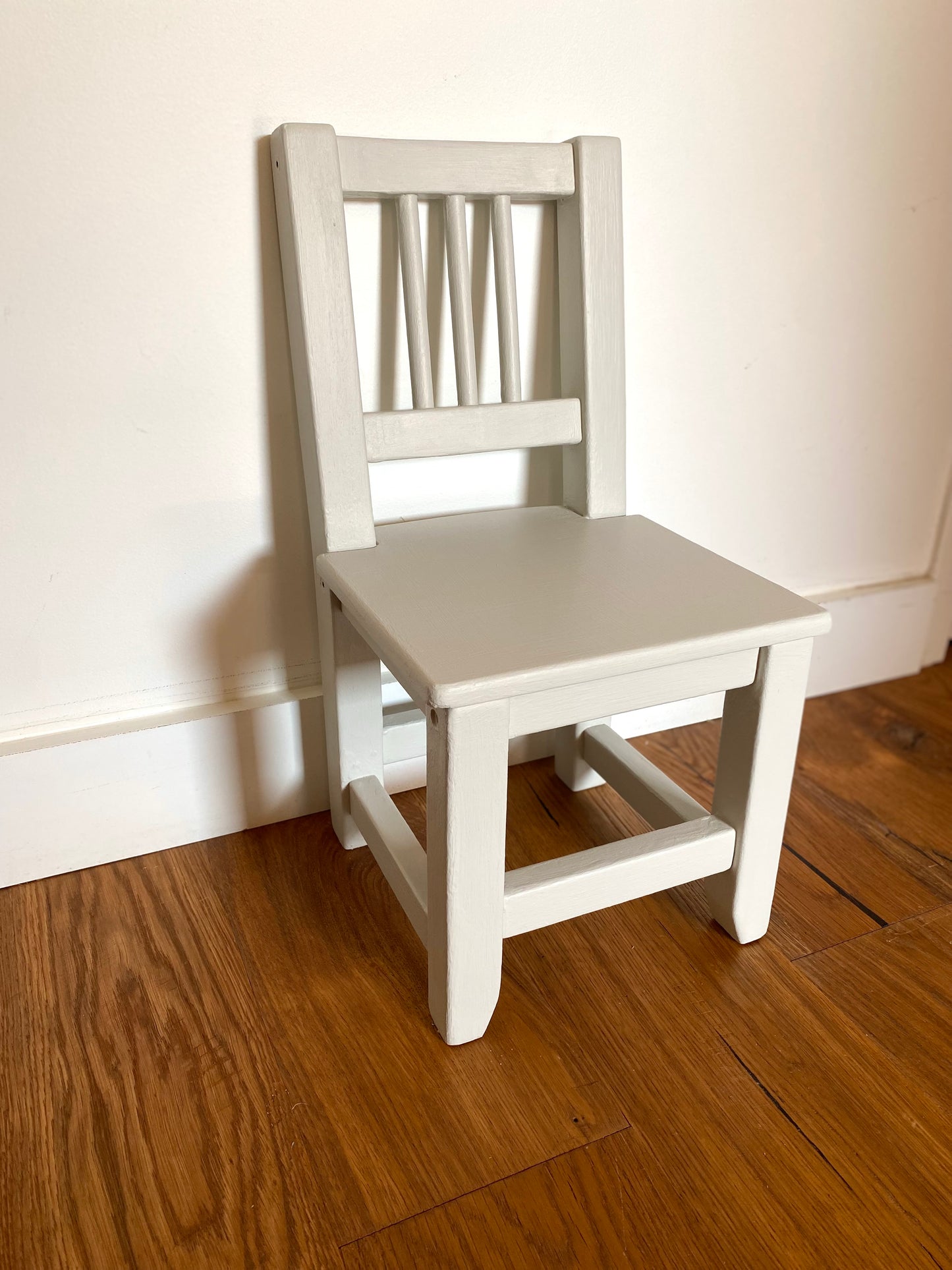 Petite chaise enfant en bois ancien blanc