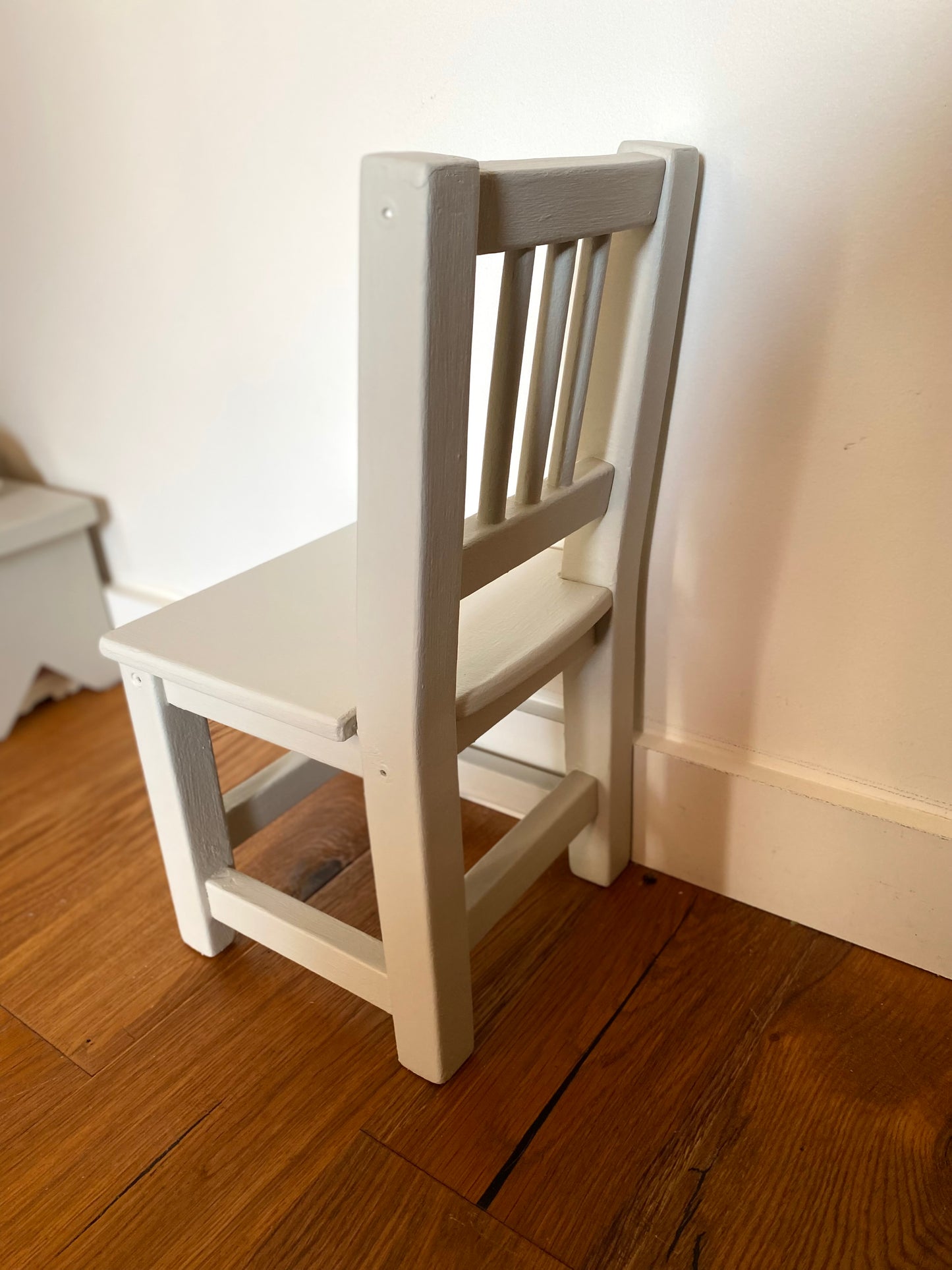 Petite chaise enfant en bois ancien blanc