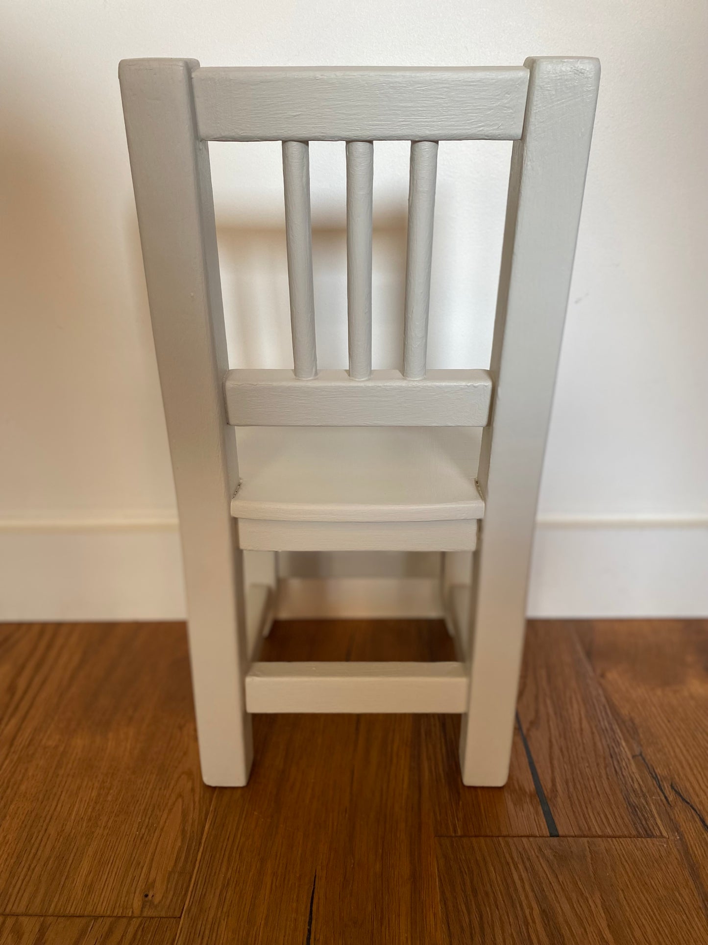 Petite chaise enfant en bois ancien blanc