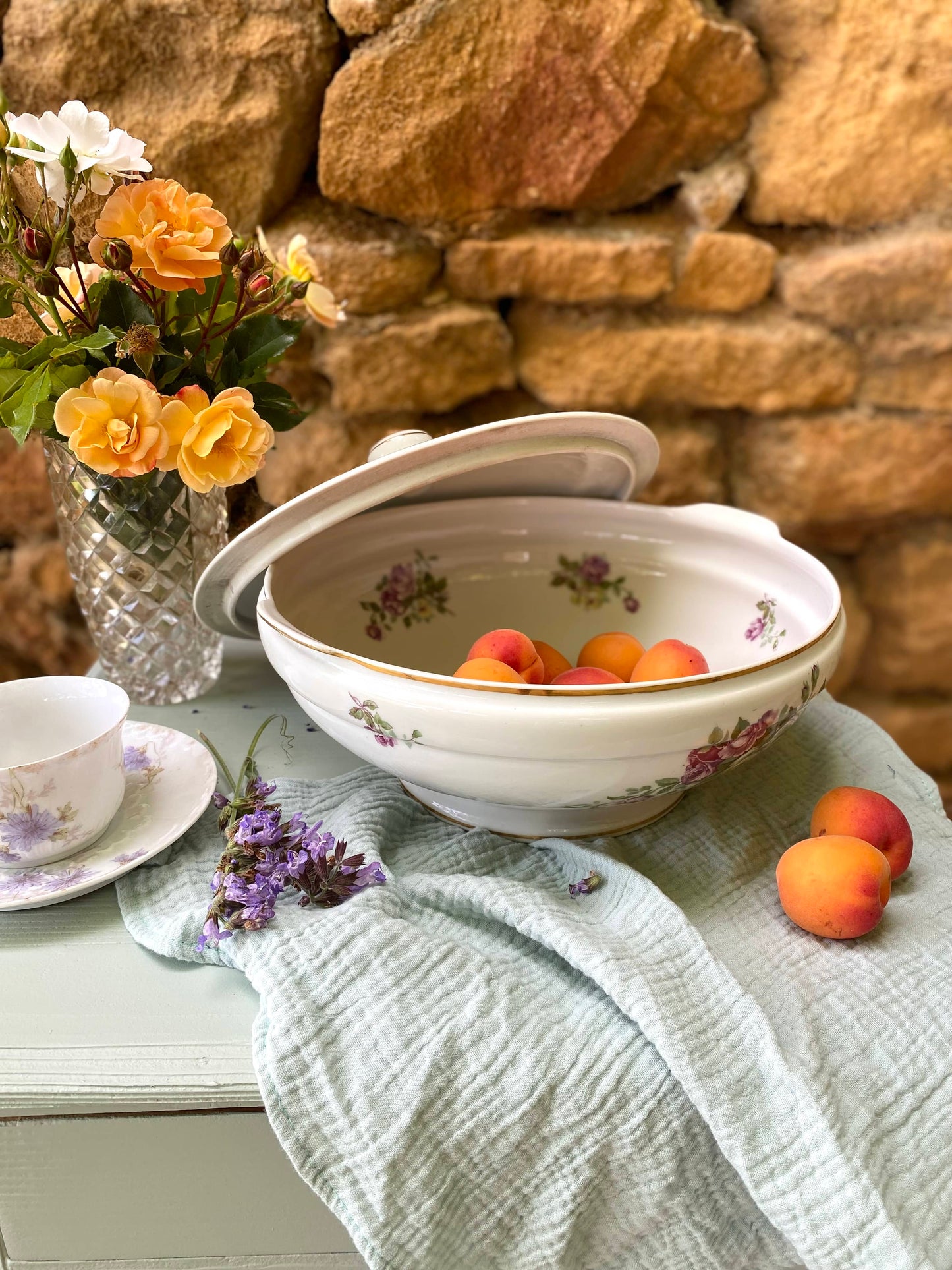 Soupière ou coupe à fruit en porcelaine ancienne