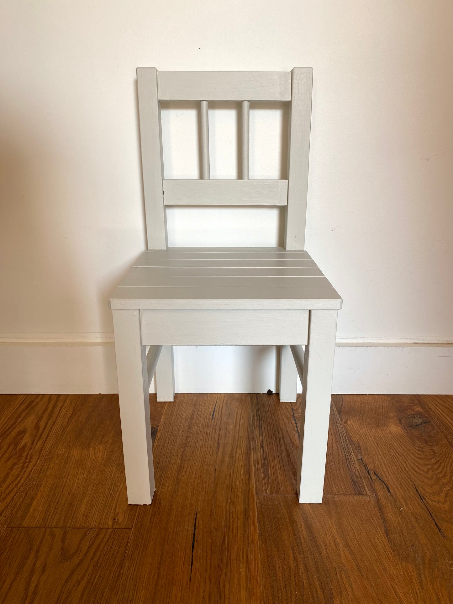 Chaise pour enfant en bois ancien peint en blanc verdi