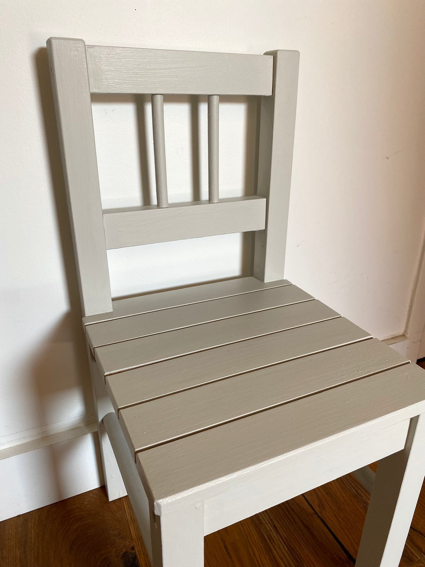 Chaise pour enfant en bois ancien peint en blanc verdi