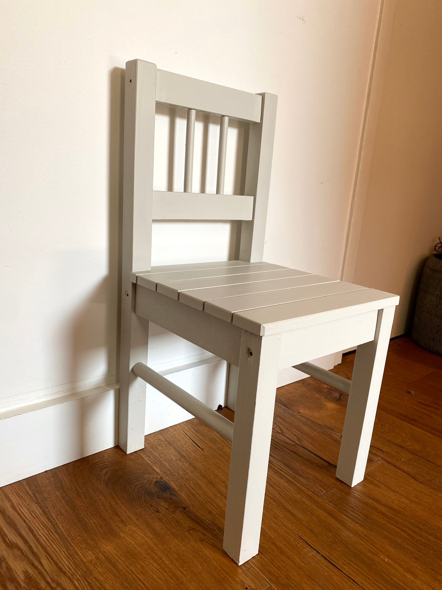 Chaise pour enfant en bois ancien peint en blanc verdi