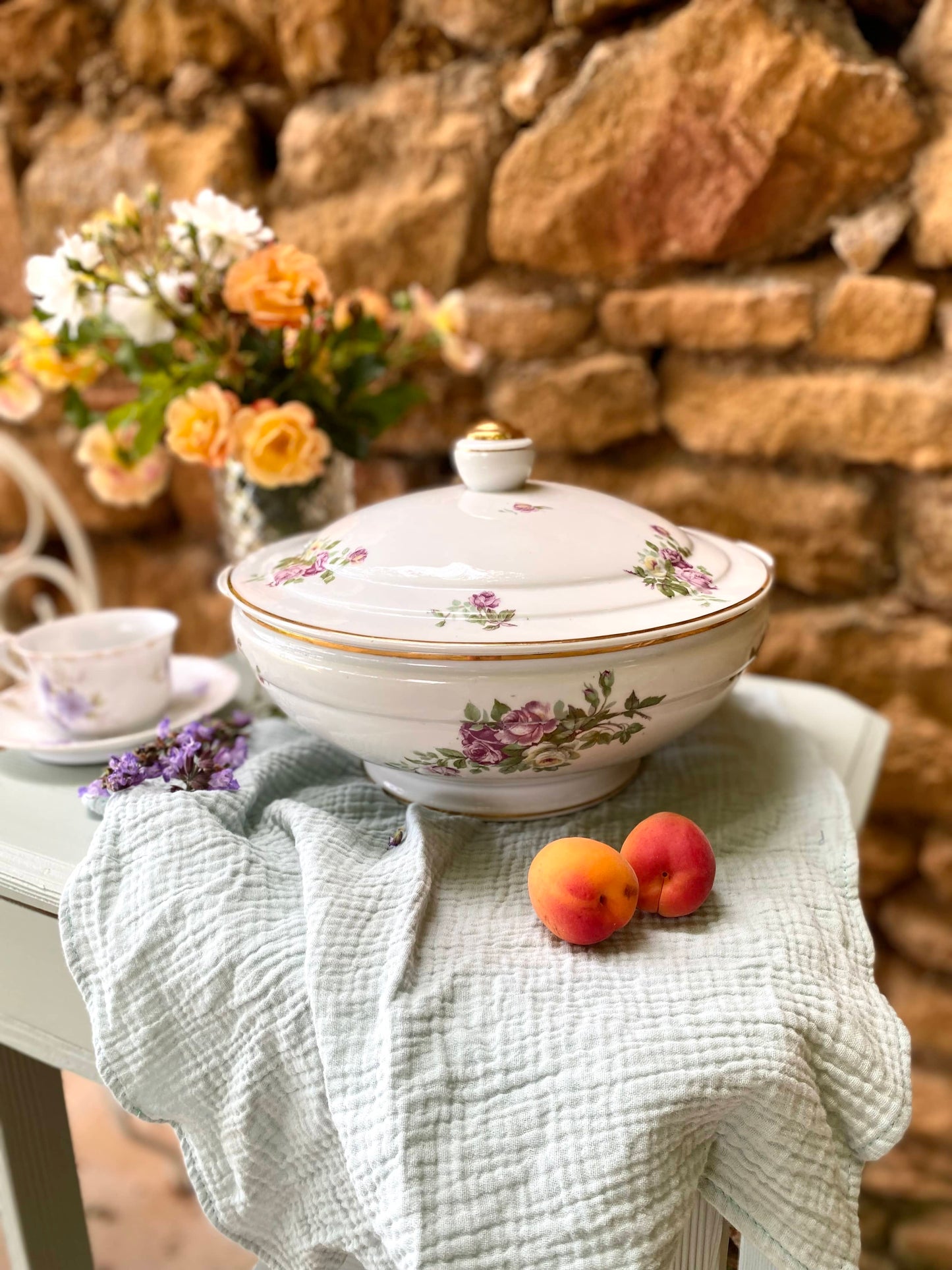 Soupière ou coupe à fruit en porcelaine ancienne