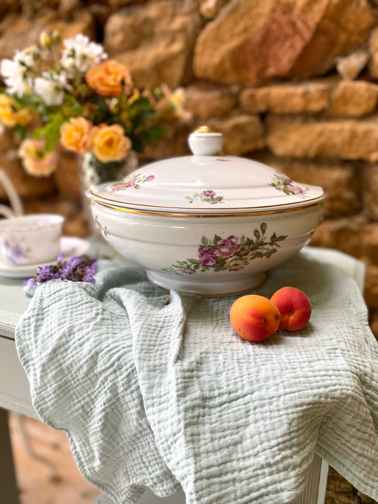 Soupière ou coupe à fruit en porcelaine ancienne