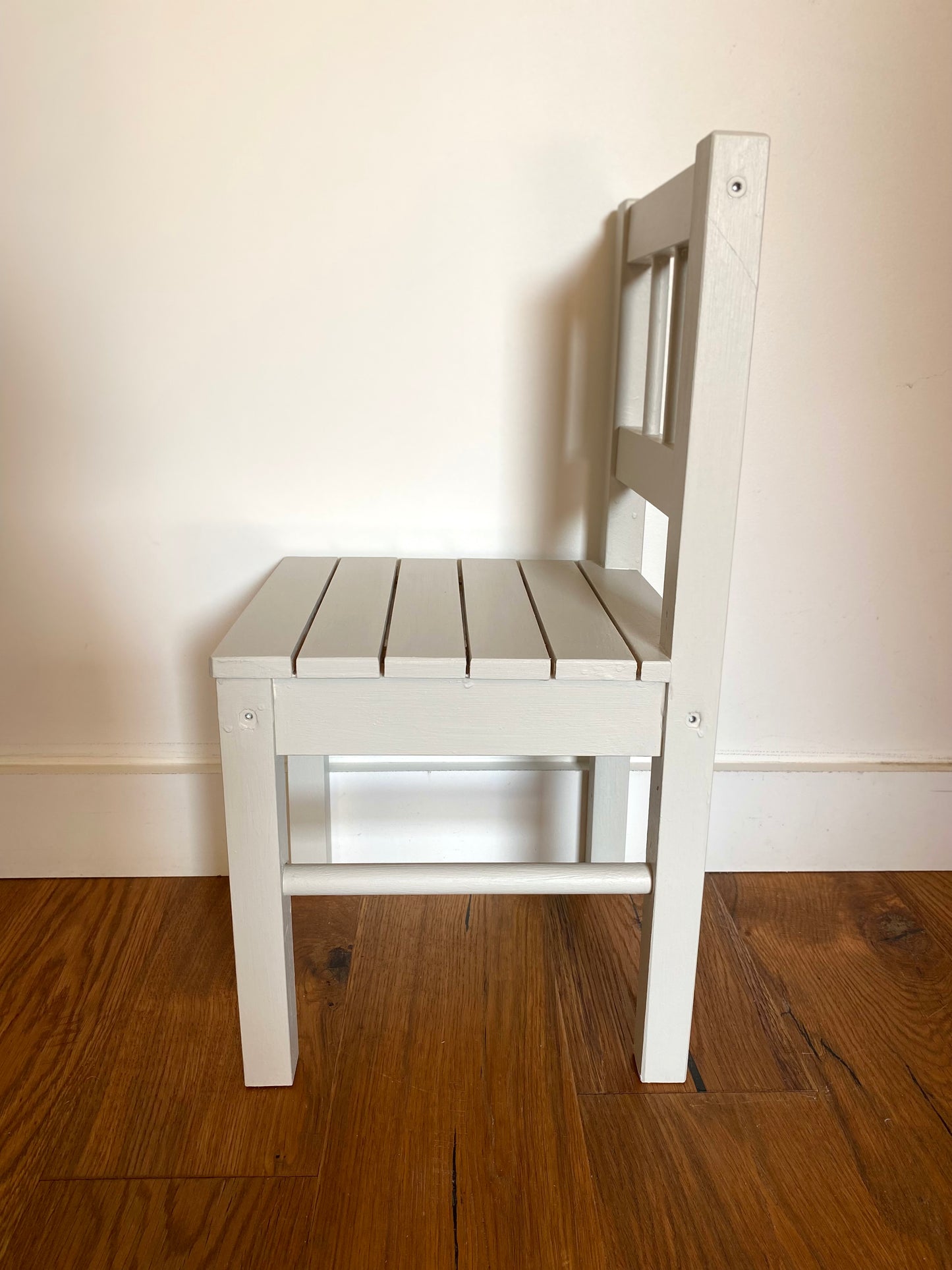 Chaise pour enfant en bois ancien peint en blanc verdi