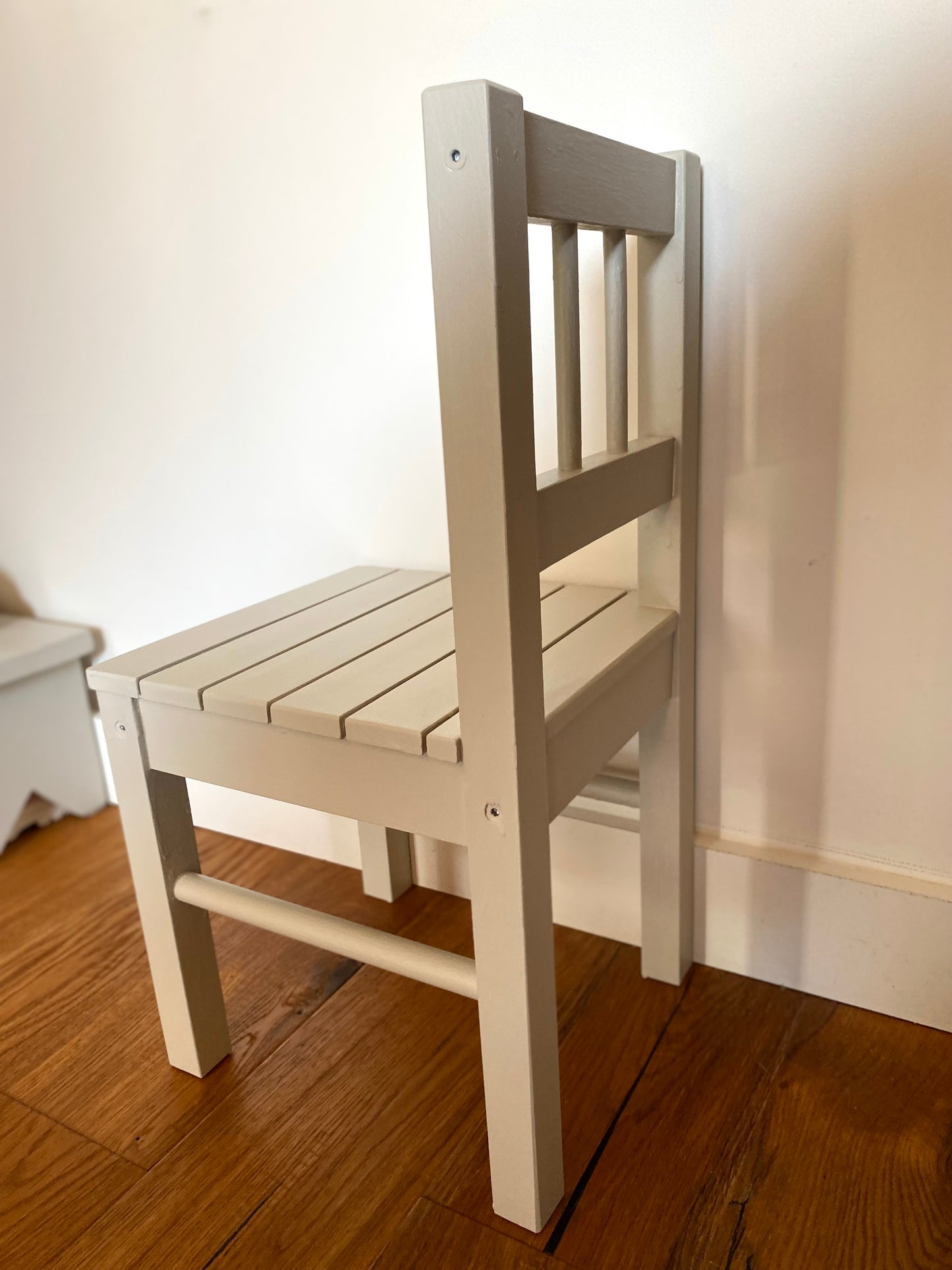 Chaise pour enfant en bois ancien peint en blanc verdi